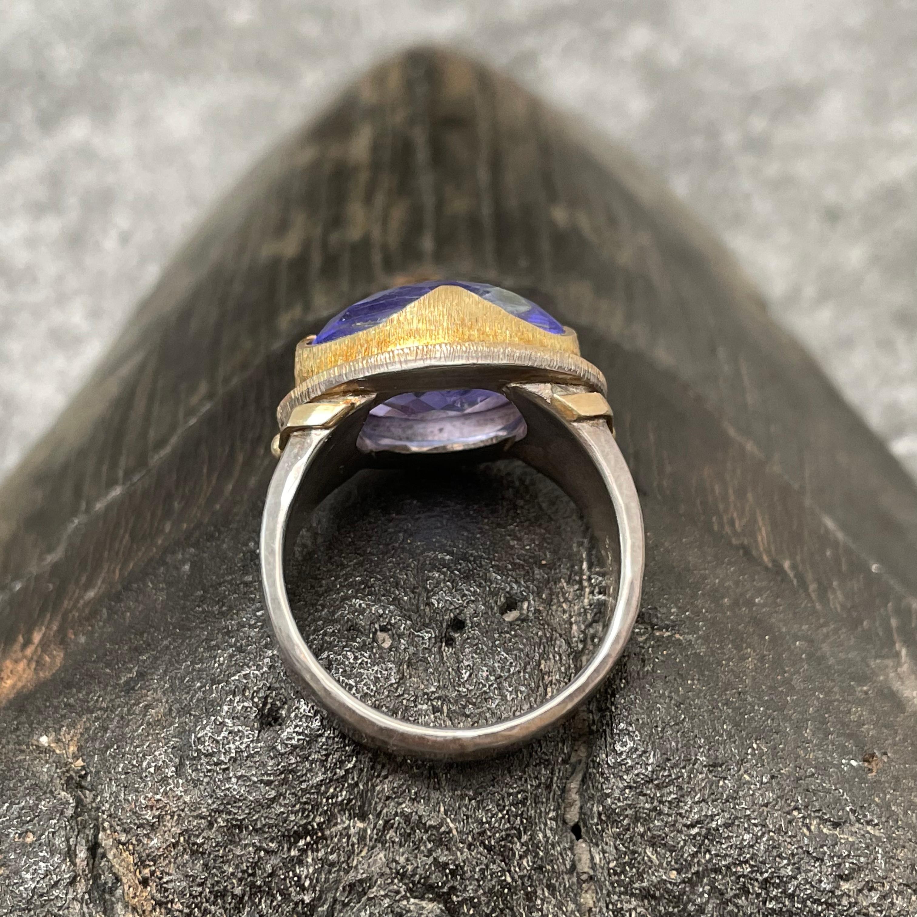 Contemporary Steven Battelle 10.1 Carats Tanzanite Silver and 18k Gold Ring For Sale