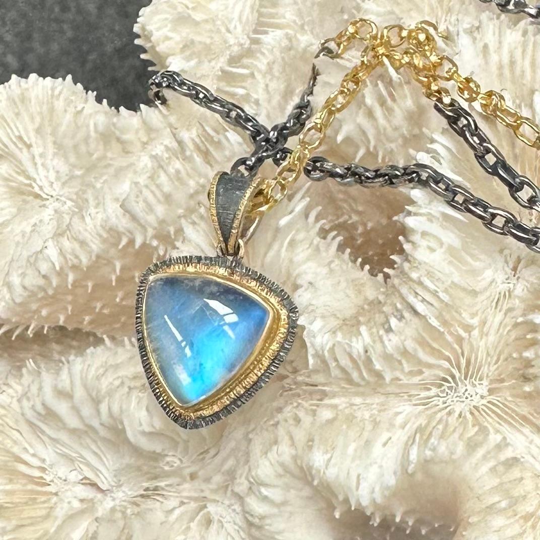 Steven Battelle 10.2 Carats Rainbow Moonstone Silver/18K Pendant With Chain For Sale 2
