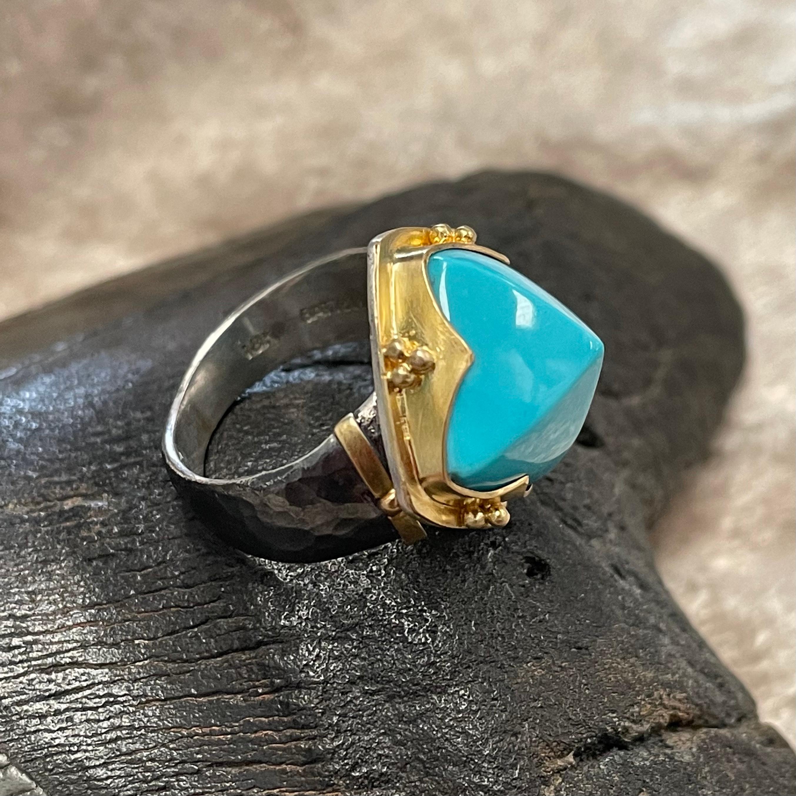 Mixed Cut Steven Battelle 10.5 Carat Turquoise 18K Gold Silver Ring For Sale