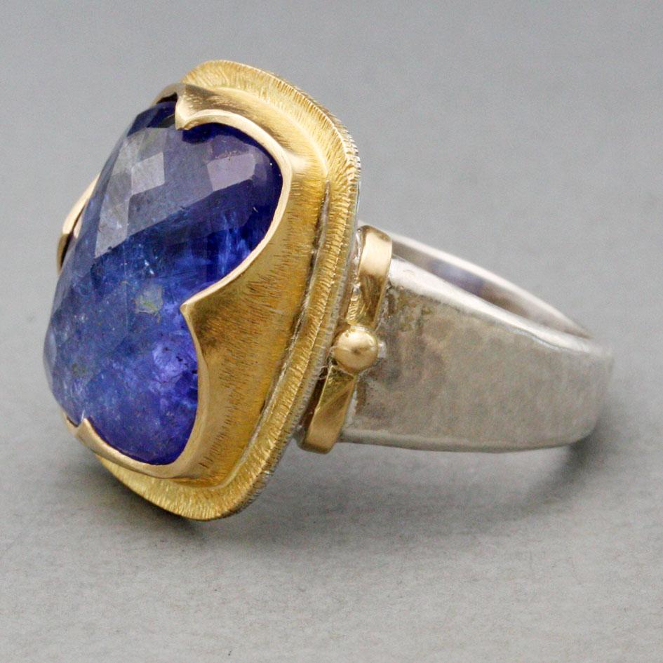 Taille coussin Steven Battelle, bague en or 18 carats avec tanzanite de 10,7 carats en vente