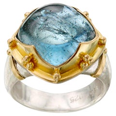 Anello Steven Battelle con acquamarina cabochon da 10,8 carati in oro 18 carati/sterlina