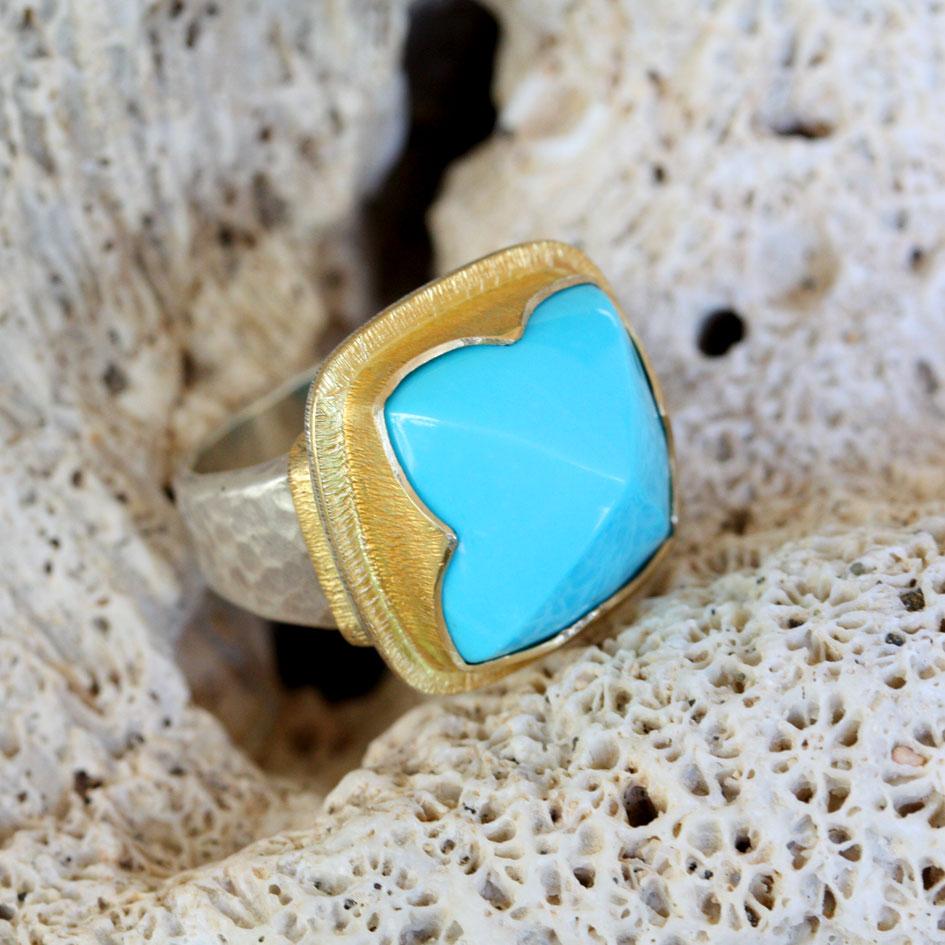 Steven Battelle 10.8 Carats Sleeping Beauty Turquoise 18K Gold Silver Ring For Sale 3