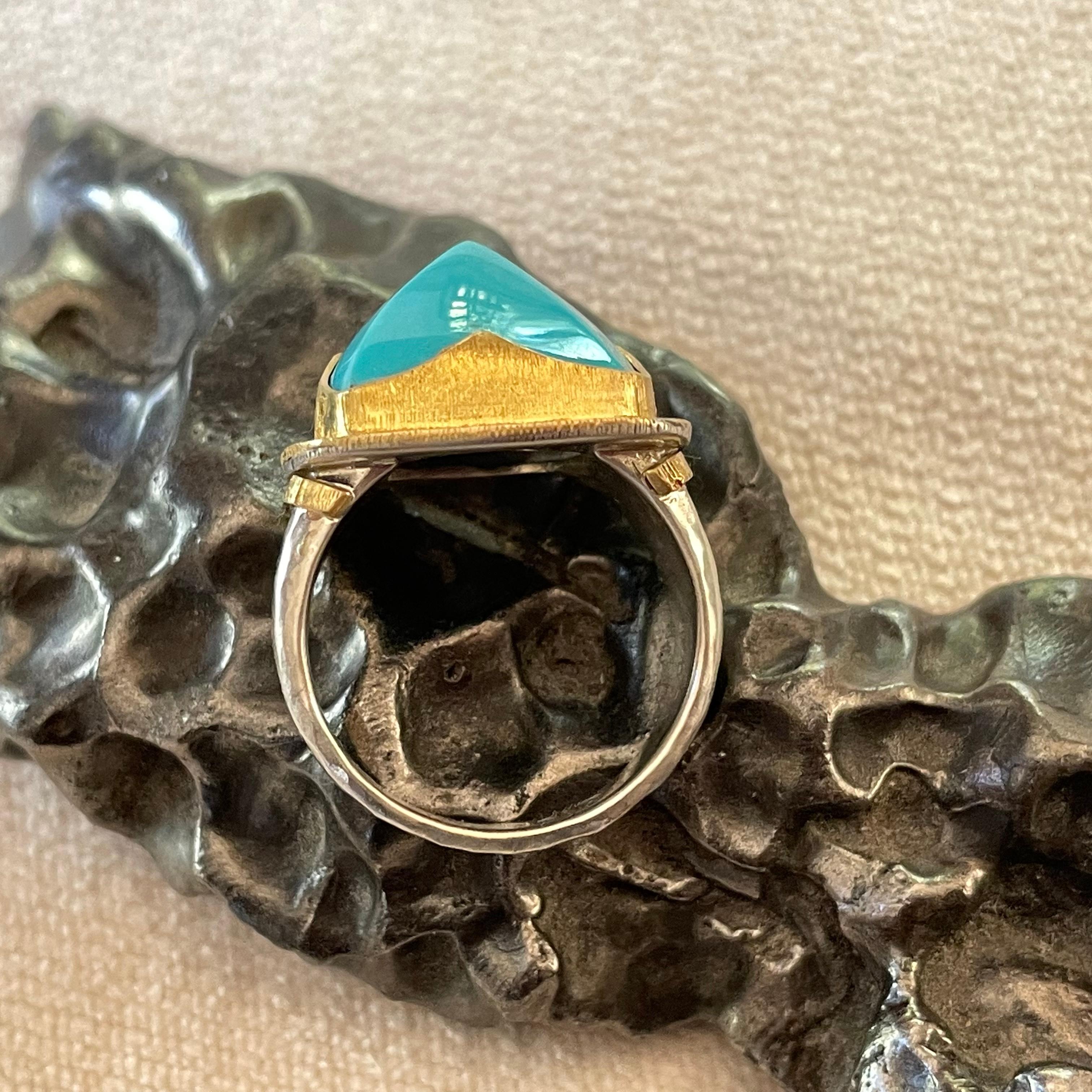 Contemporary Steven Battelle 10.8 Carats Sleeping Beauty Turquoise 18K Gold Silver Ring For Sale