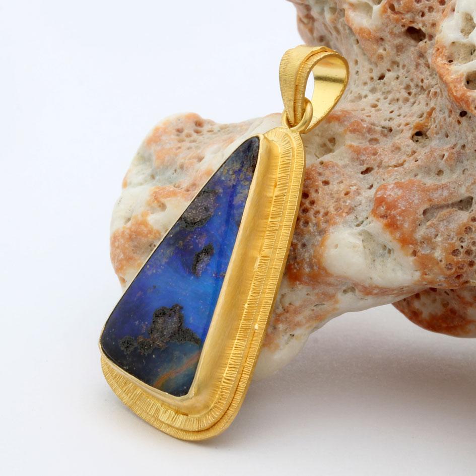 Contemporary Steven Battelle 10.9 Carats Australian Boulder Opal 18K Gołd Pendant For Sale