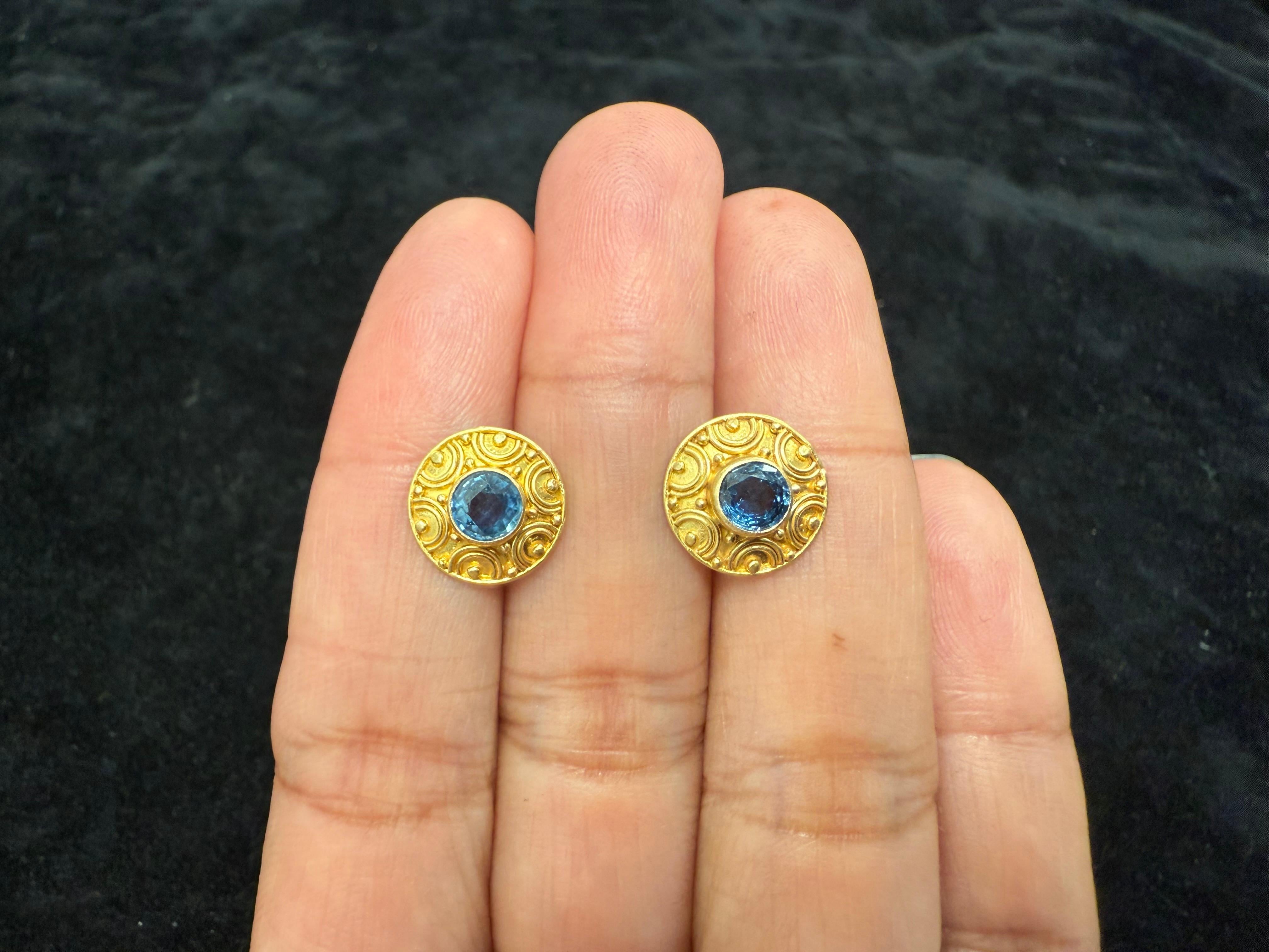 Orecchini a perno in oro 18 carati con zaffiro blu da 1,1 carati di Steven Battelle in vendita 4