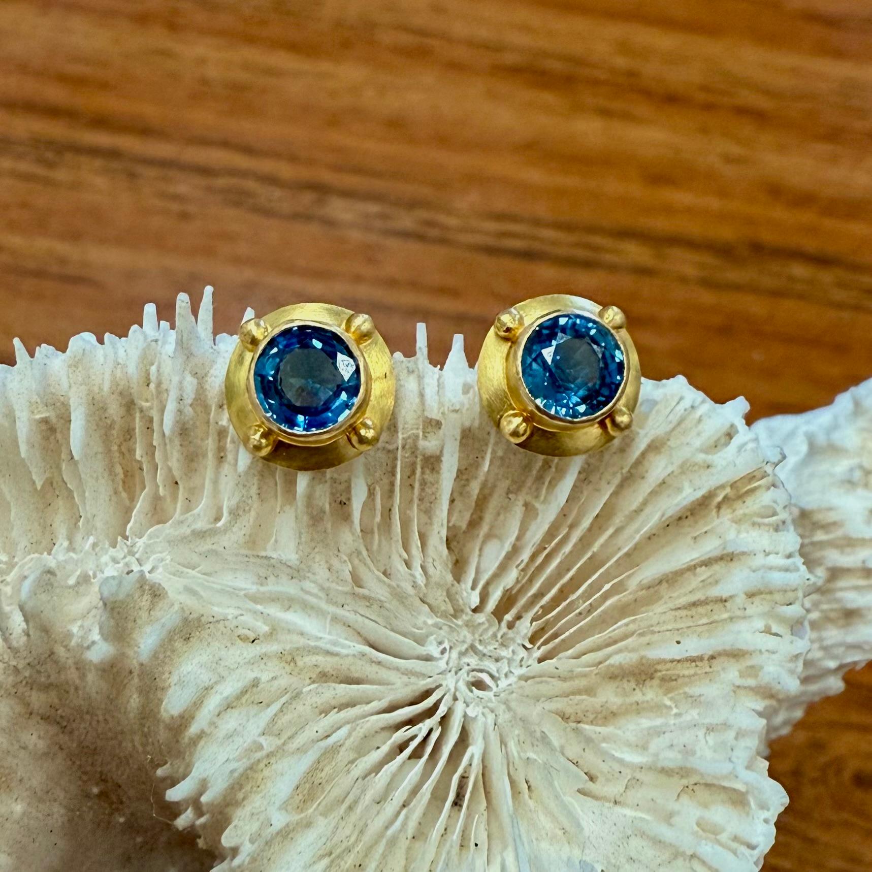 Taille rose Steven Battelle - Boucles d'oreilles or 18K saphir bleu 1,1 carats en vente