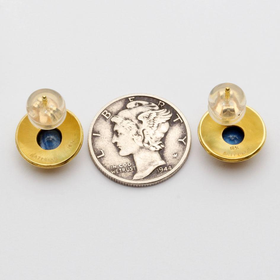Taglio a rosa Orecchini a perno in oro 18 carati con zaffiro blu da 1,1 carati di Steven Battelle in vendita