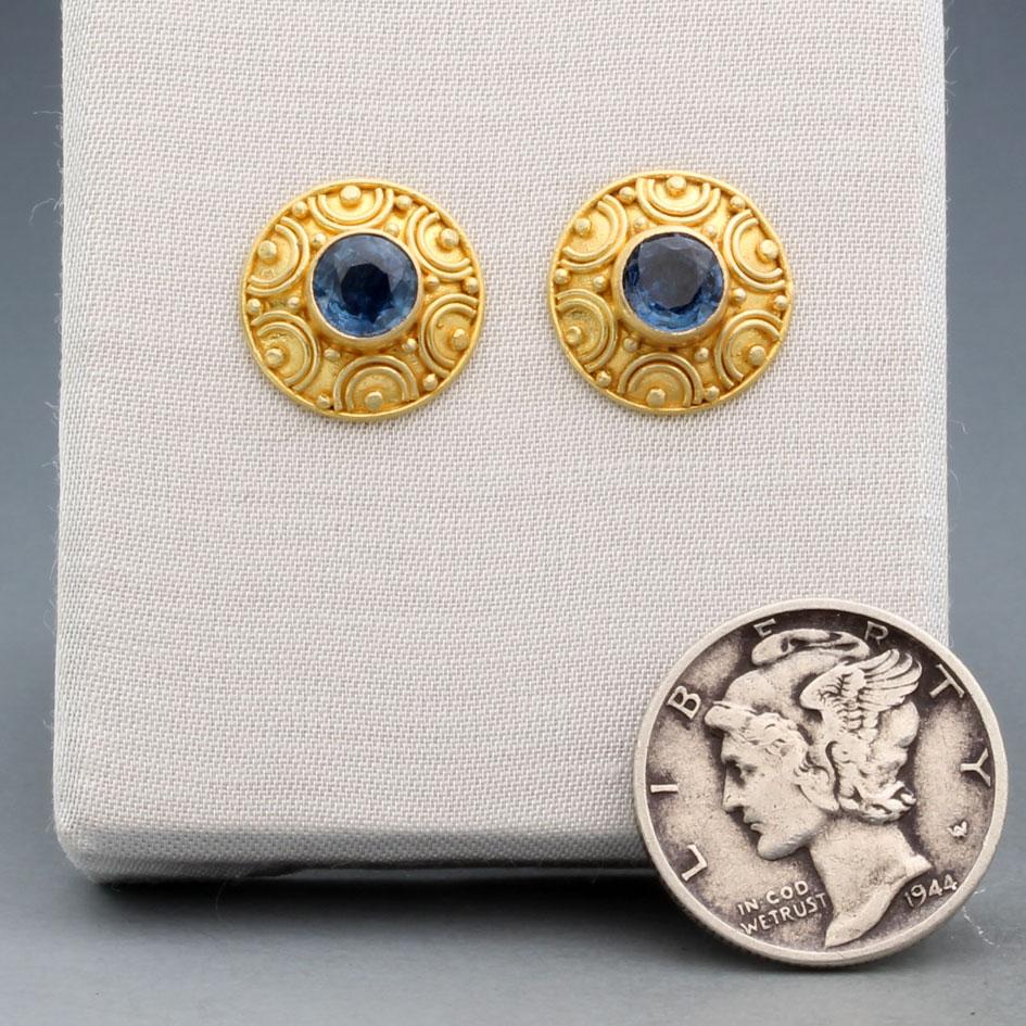 Orecchini a perno in oro 18 carati con zaffiro blu da 1,1 carati di Steven Battelle In condizioni Nuovo in vendita a Soquel, CA