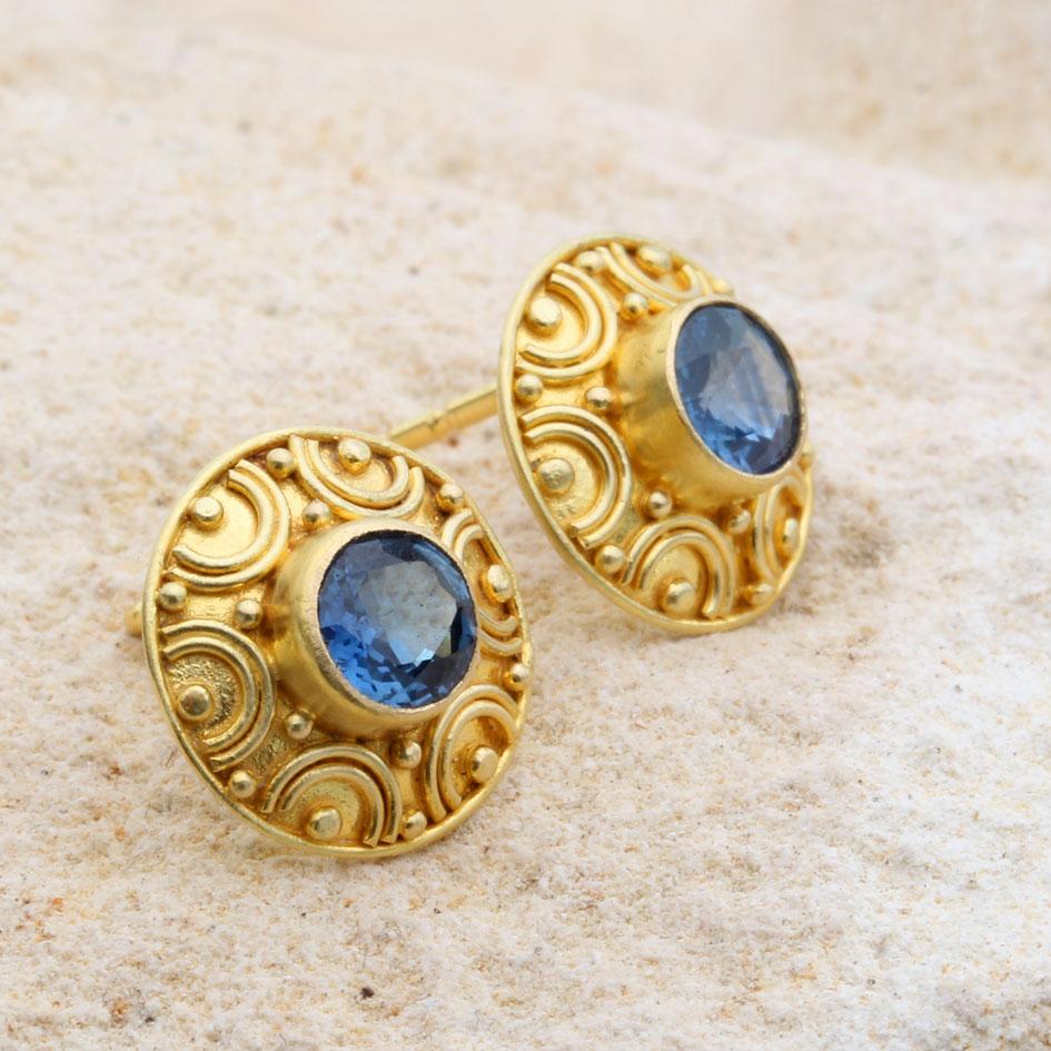 da uomo o donna Orecchini a perno in oro 18 carati con zaffiro blu da 1,1 carati di Steven Battelle in vendita
