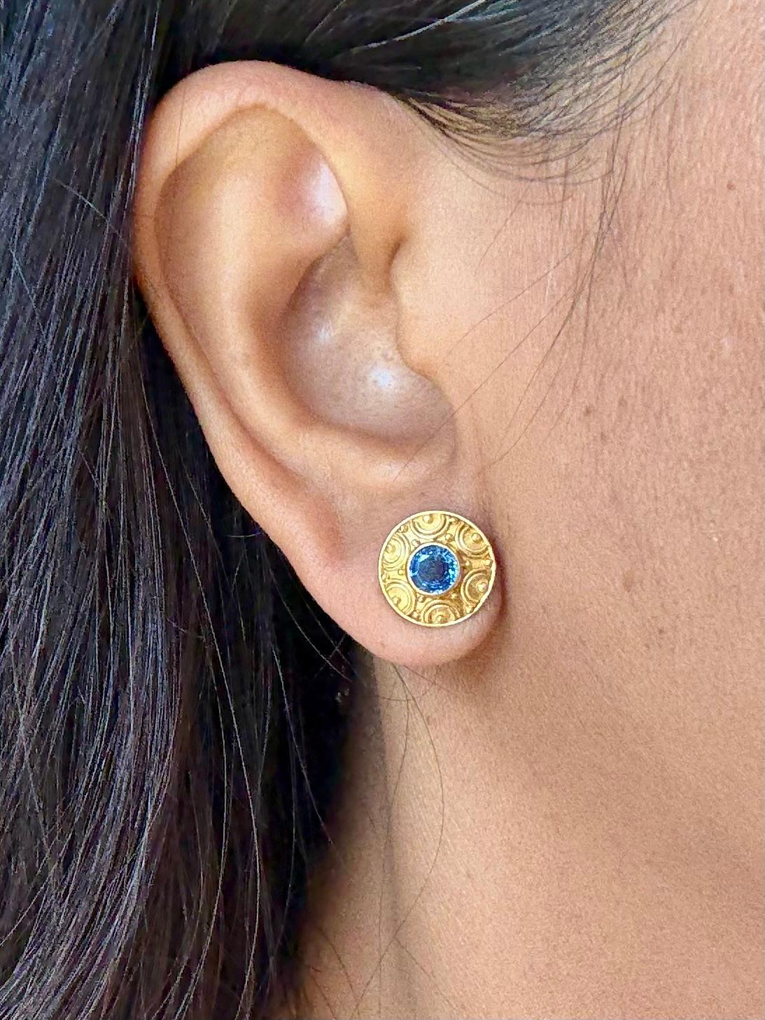 Orecchini a perno in oro 18 carati con zaffiro blu da 1,1 carati di Steven Battelle in vendita 1