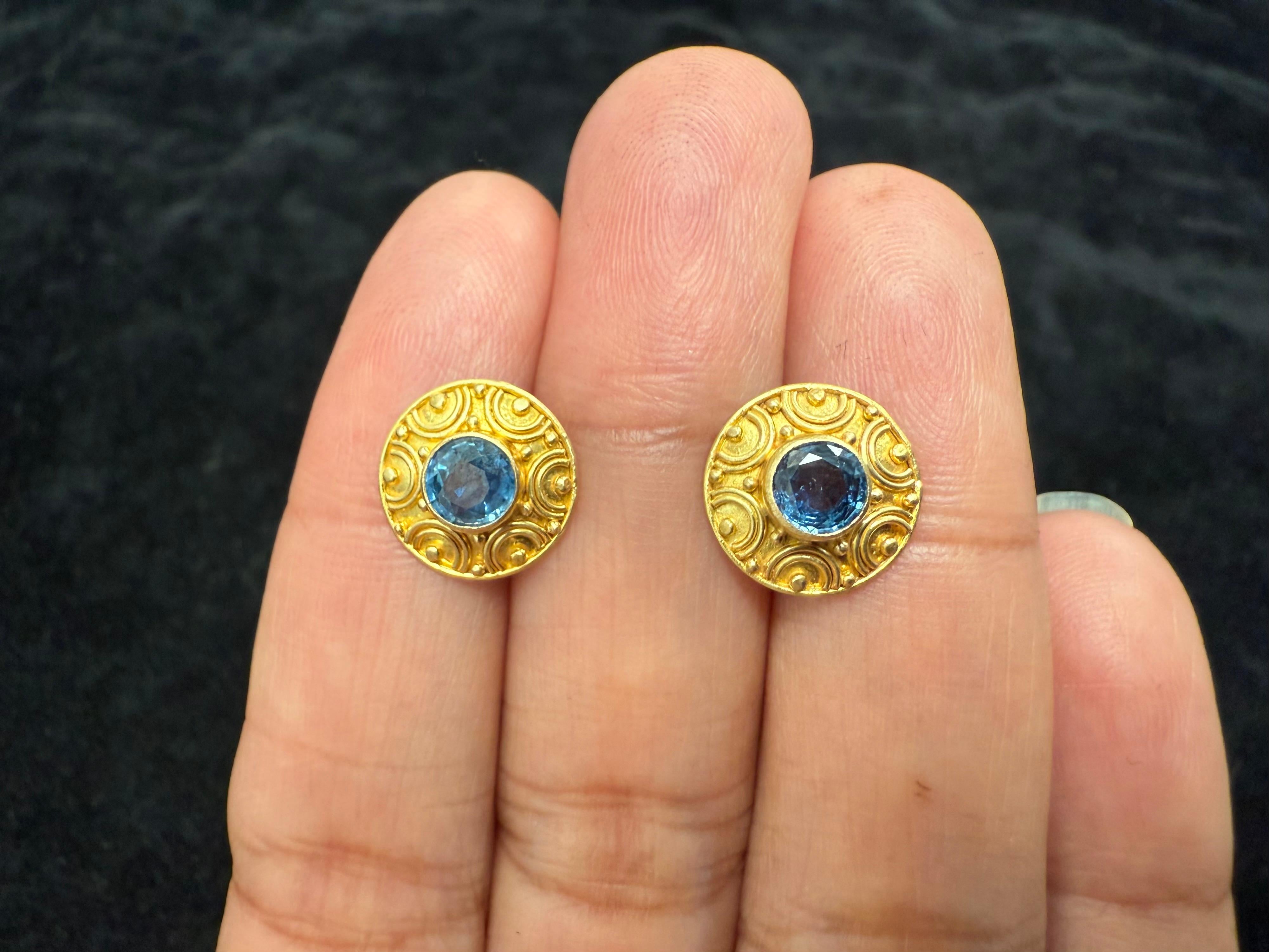 Orecchini a perno in oro 18 carati con zaffiro blu da 1,1 carati di Steven Battelle in vendita 2