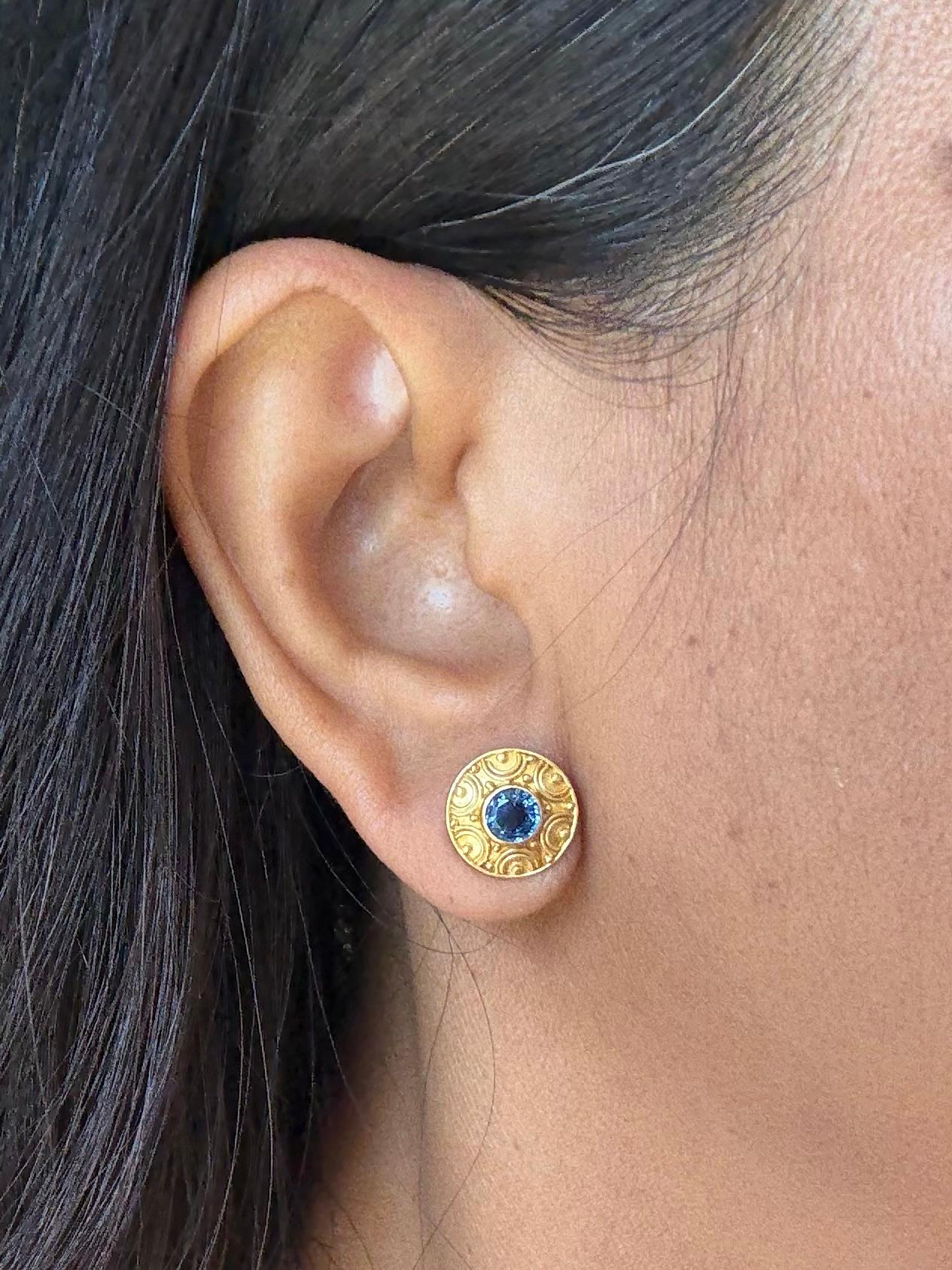 Orecchini a perno in oro 18 carati con zaffiro blu da 1,1 carati di Steven Battelle in vendita 3