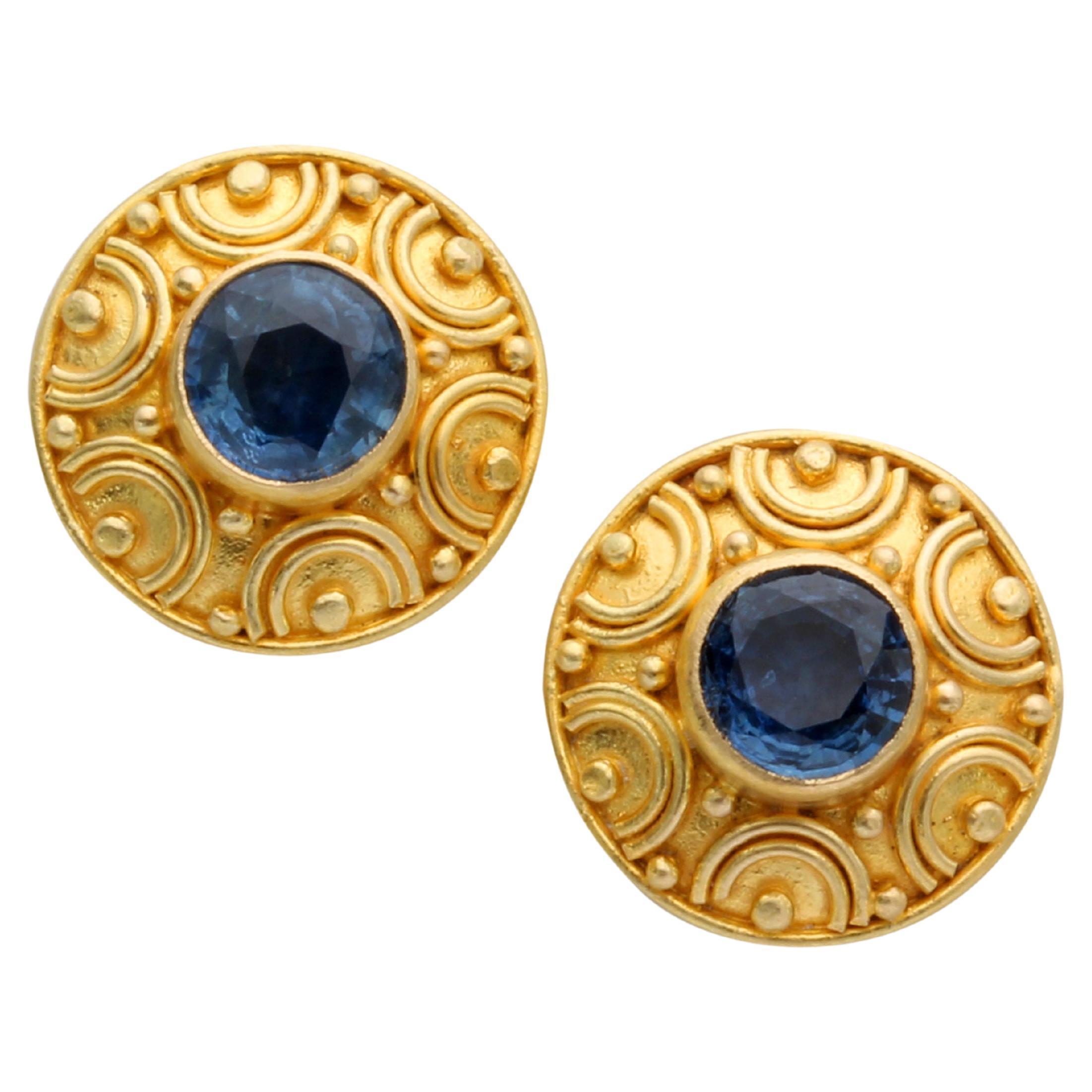 Orecchini a perno in oro 18 carati con zaffiro blu da 1,1 carati di Steven Battelle