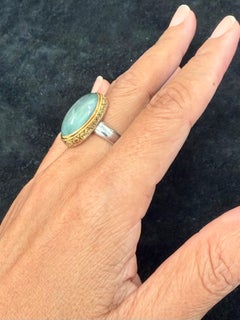 Anillo de oro de 22 quilates y plata de ley con aguamarina en forma de cabujón de 11,1 quilates, de Steven Battelle