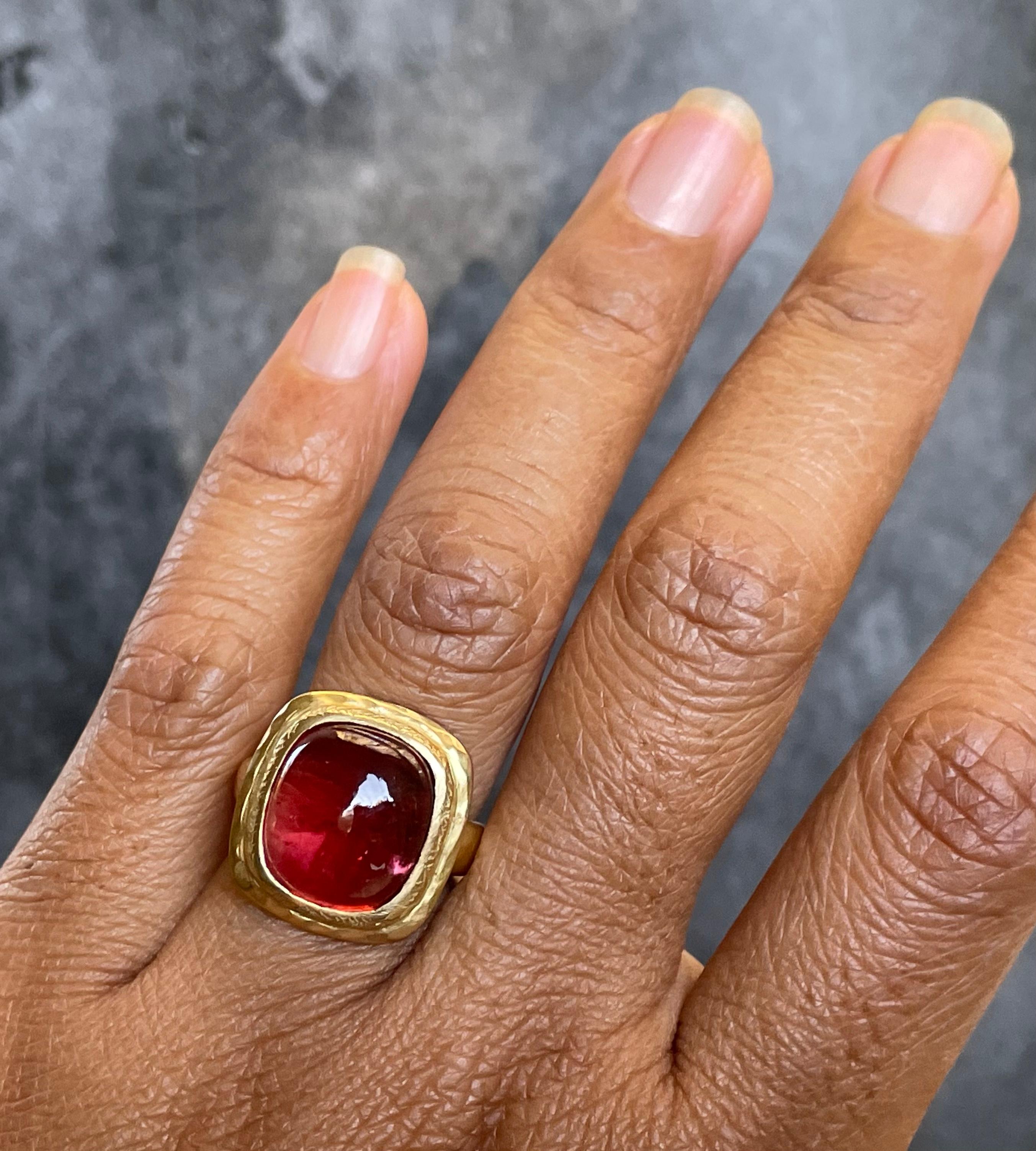 Contemporary Steven Battelle 11.1 Carats Reddish-Pink Tourmaline Cabochon 18K Gold Ring For Sale