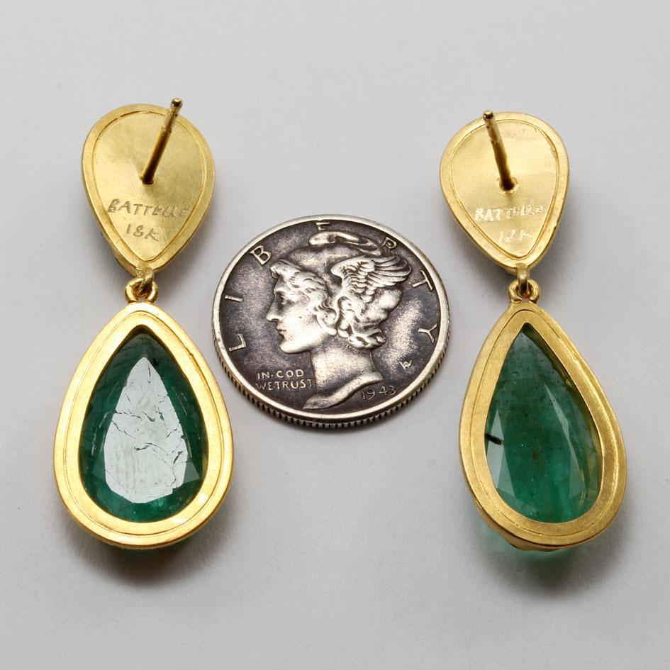 Contemporary Steven Battelle 11.1 Carats Zambian Emerald 18K Gold Post Earrings For Sale