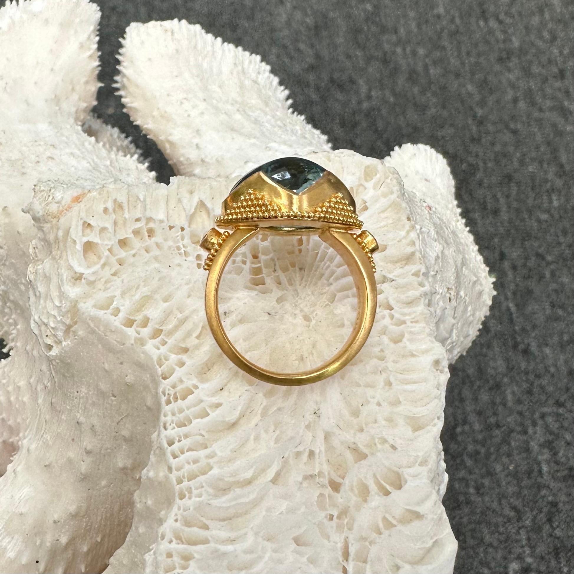 Steven Battelle Anello in oro 22K con acquamarina cabochon e diamanti da 11,3 carati in vendita 1