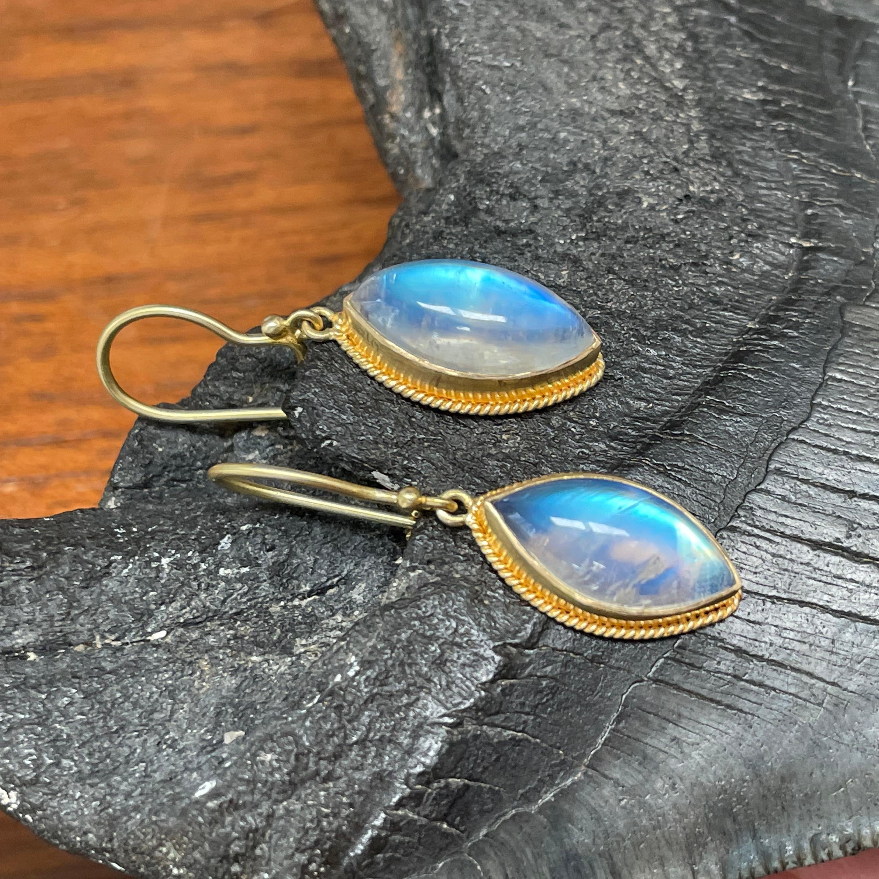 Contemporary Steven Battelle 11.3 Carats Rainbow Moonstone 18K Gold Wire Earrings For Sale