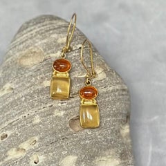 Orecchini a filo in oro 18K con berillo giallo da 11,3 carati