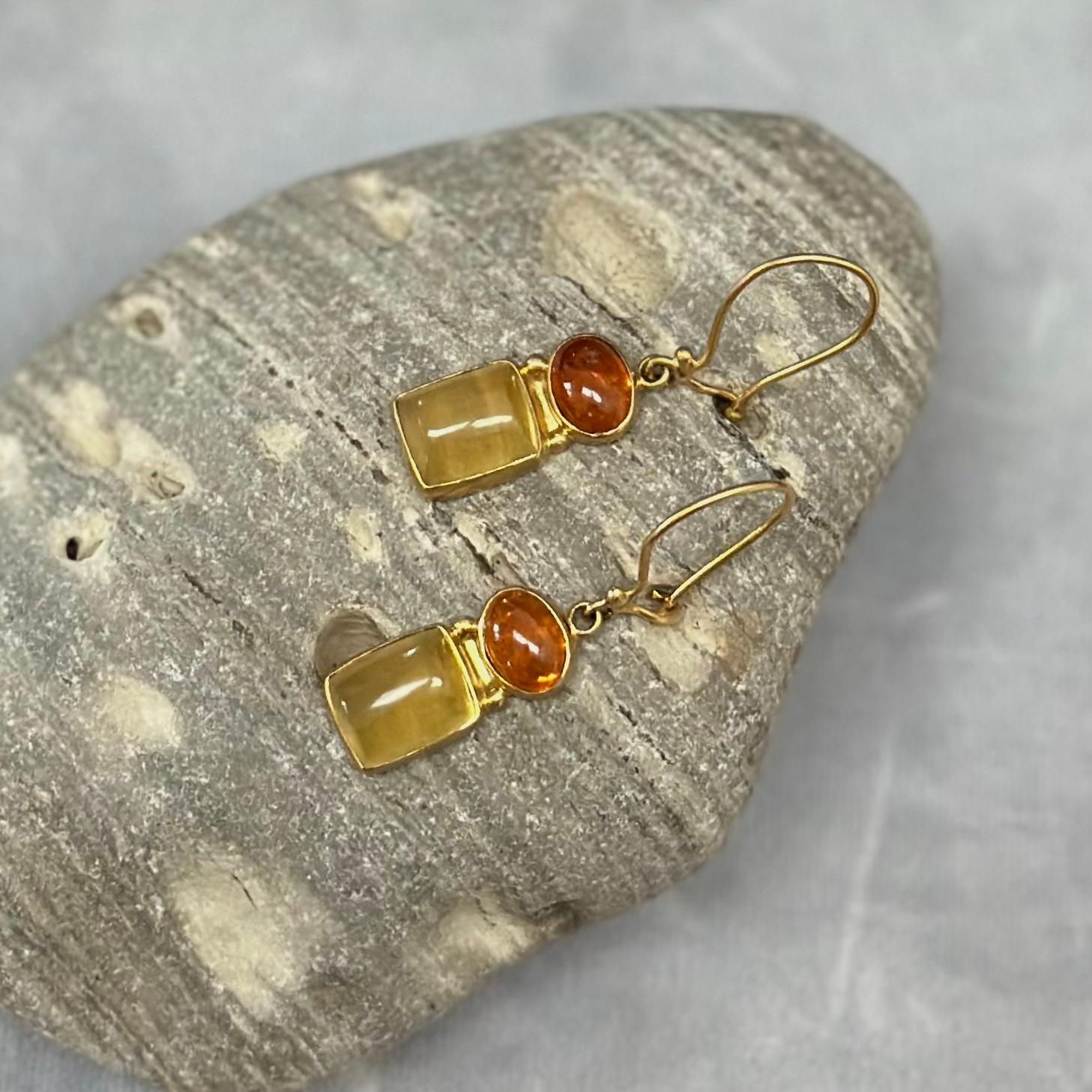 Contemporary 11.3 Carats Yellow Beryl Spessartine 18k Gold Wire Earrings For Sale