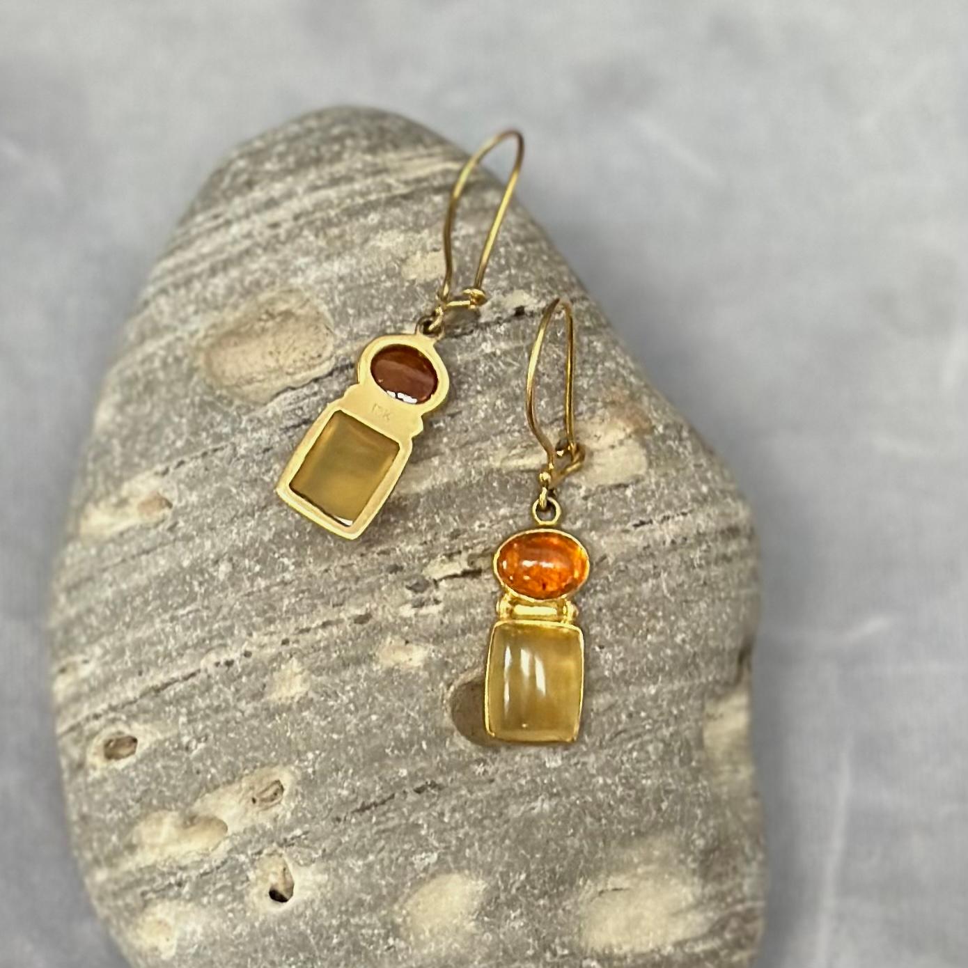 Cabochon 11.3 Carats Yellow Beryl Spessartine 18K Gold Wire Earrings For Sale