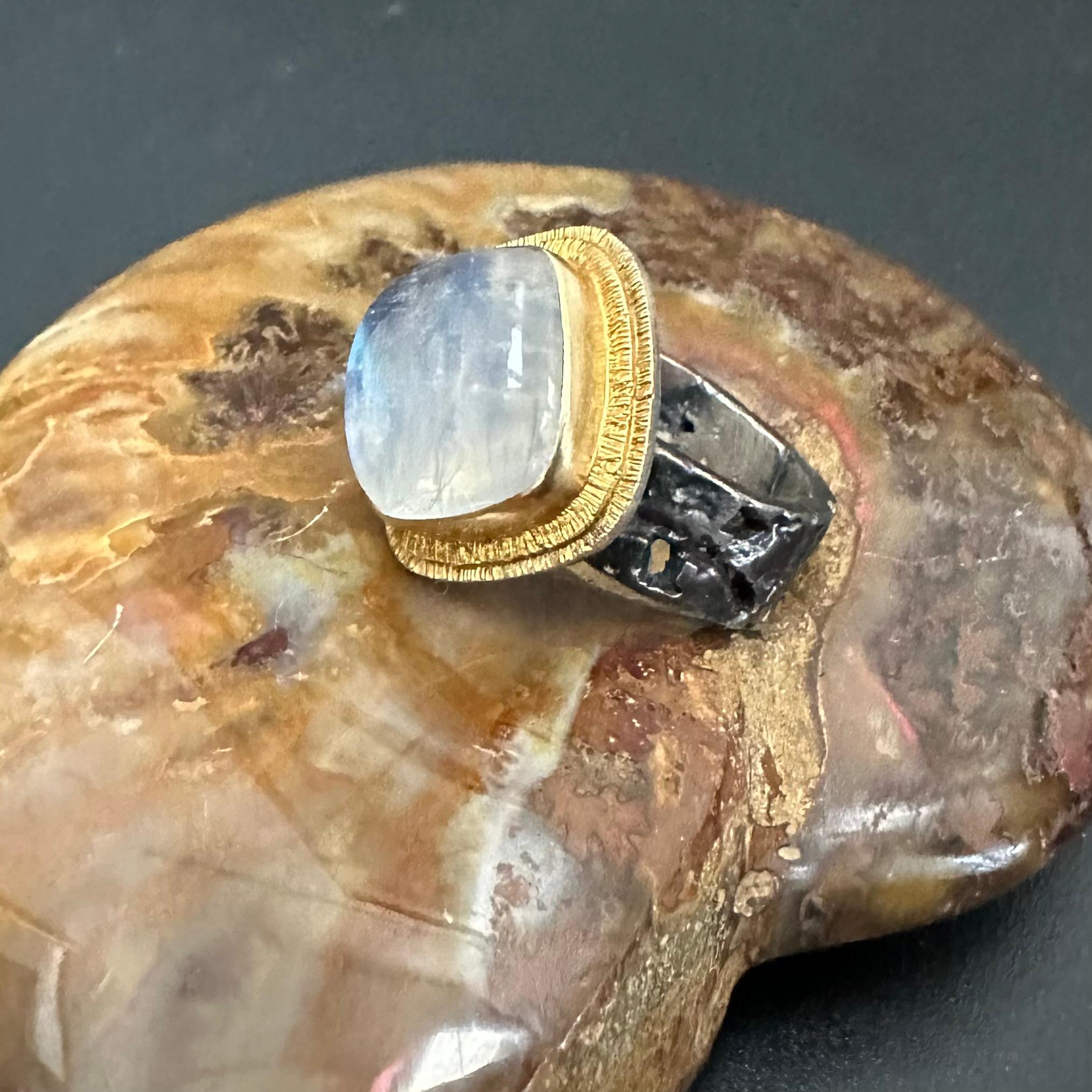 Steven Battelle 11,4 Karat Regenbogen Mondstein 18K Gold/oxidiertes Silber Ring im Angebot 5