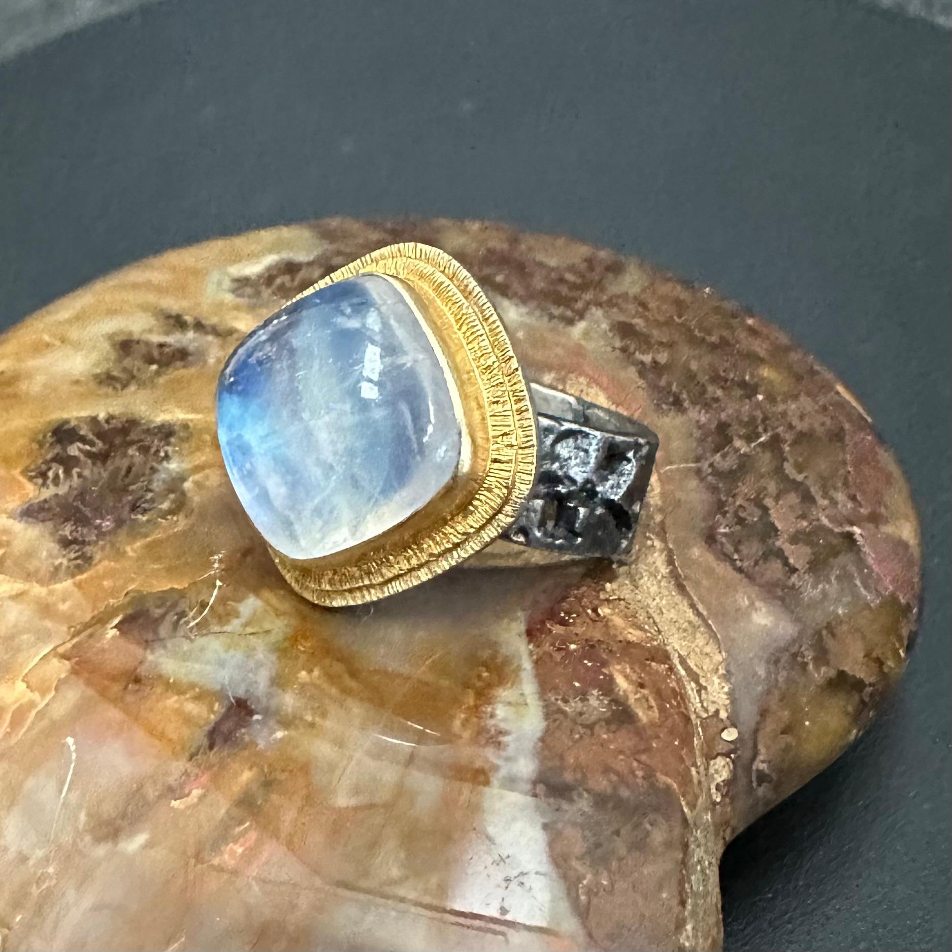 Steven Battelle 11,4 Karat Regenbogen Mondstein 18K Gold/oxidiertes Silber Ring (Zeitgenössisch) im Angebot