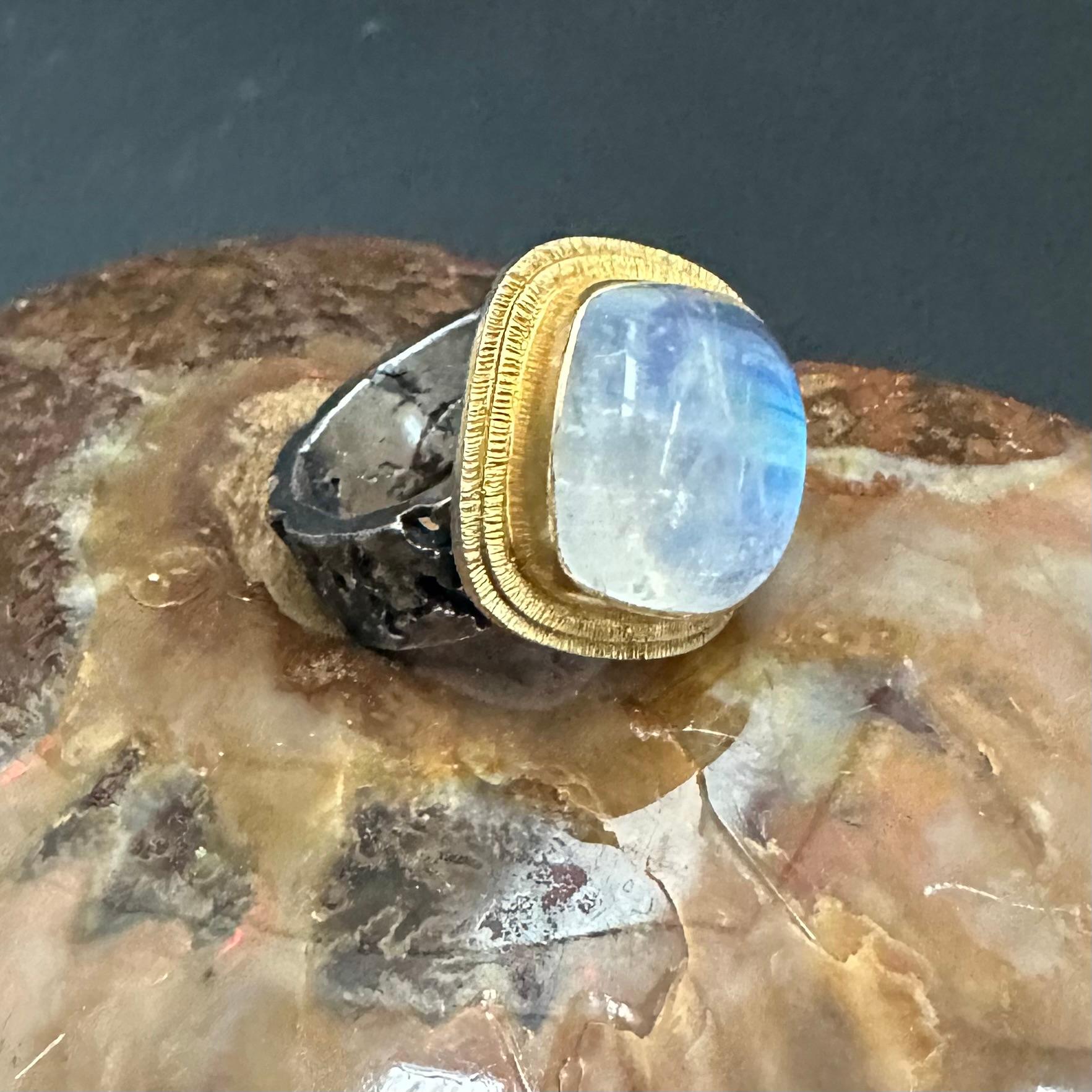 Steven Battelle 11,4 Karat Regenbogen Mondstein 18K Gold/oxidiertes Silber Ring für Damen oder Herren im Angebot