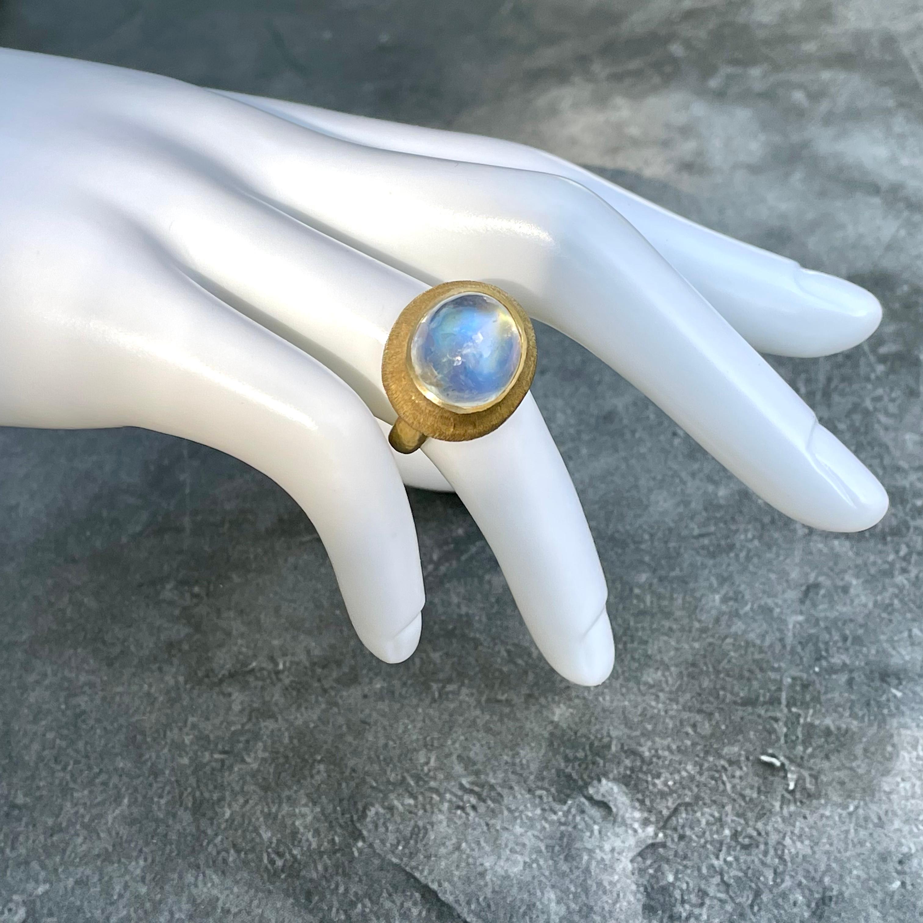 Steven Battelle 11.5 Carats Rainbow Moonstone Cabochon 18K Gold Ring For Sale 2