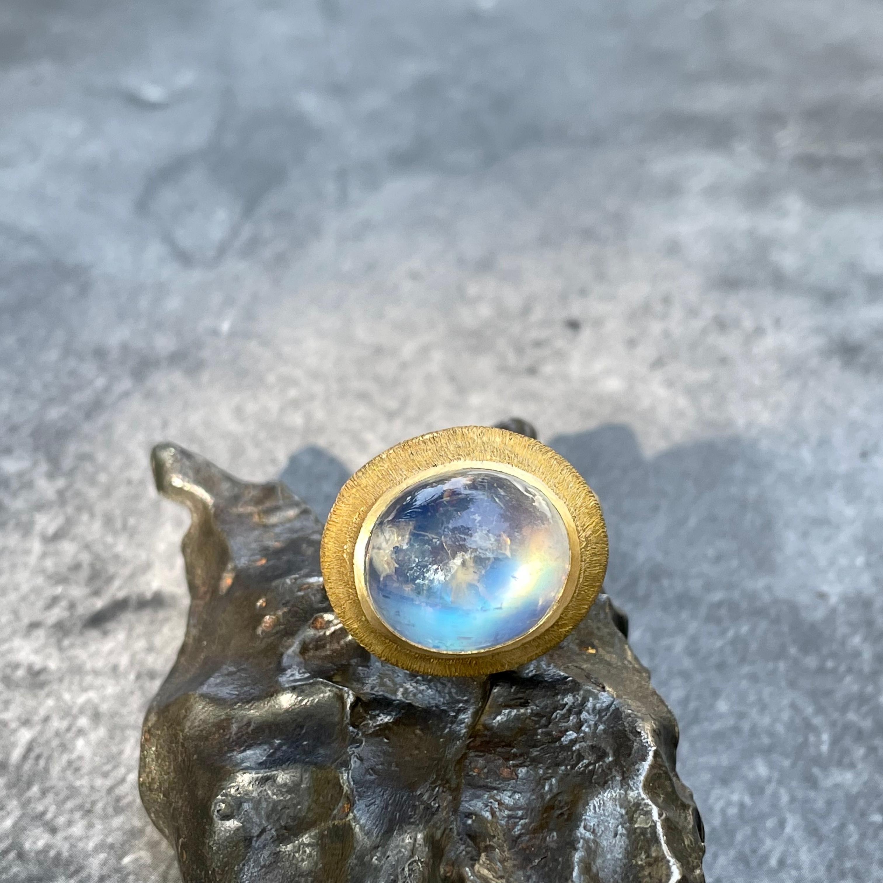 Steven Battelle, bague en or 18 carats avec cabochon de pierre de lune arc-en-ciel 11,5 carats en vente 5