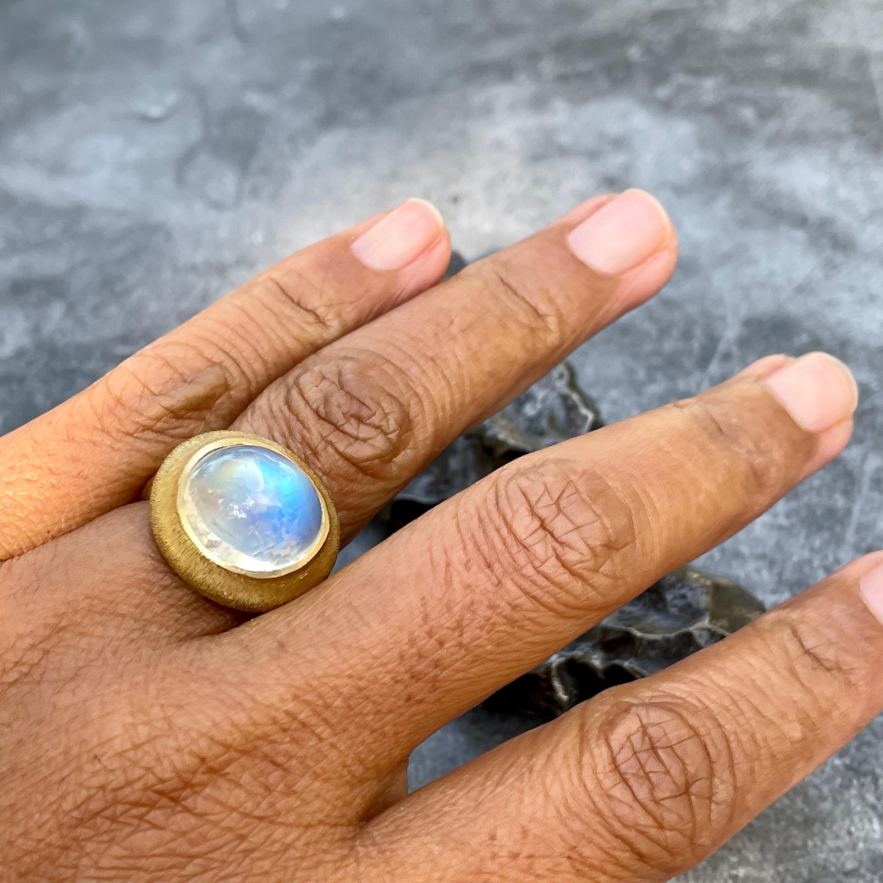 Contemporary Steven Battelle 11.5 Carats Rainbow Moonstone Cabochon 18K Gold Ring For Sale