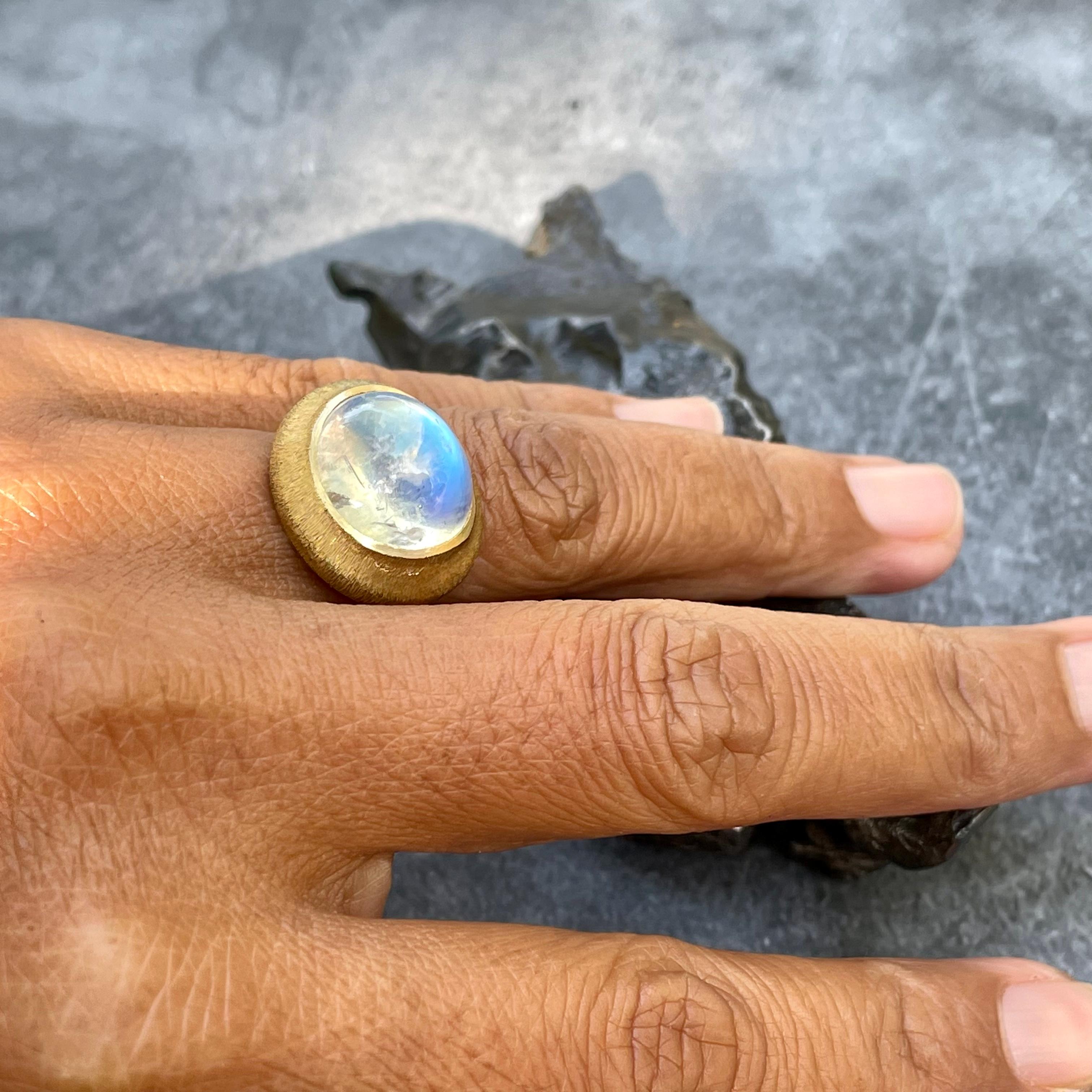 Steven Battelle 11.5 Carats Rainbow Moonstone Cabochon 18K Gold Ring In New Condition For Sale In Soquel, CA