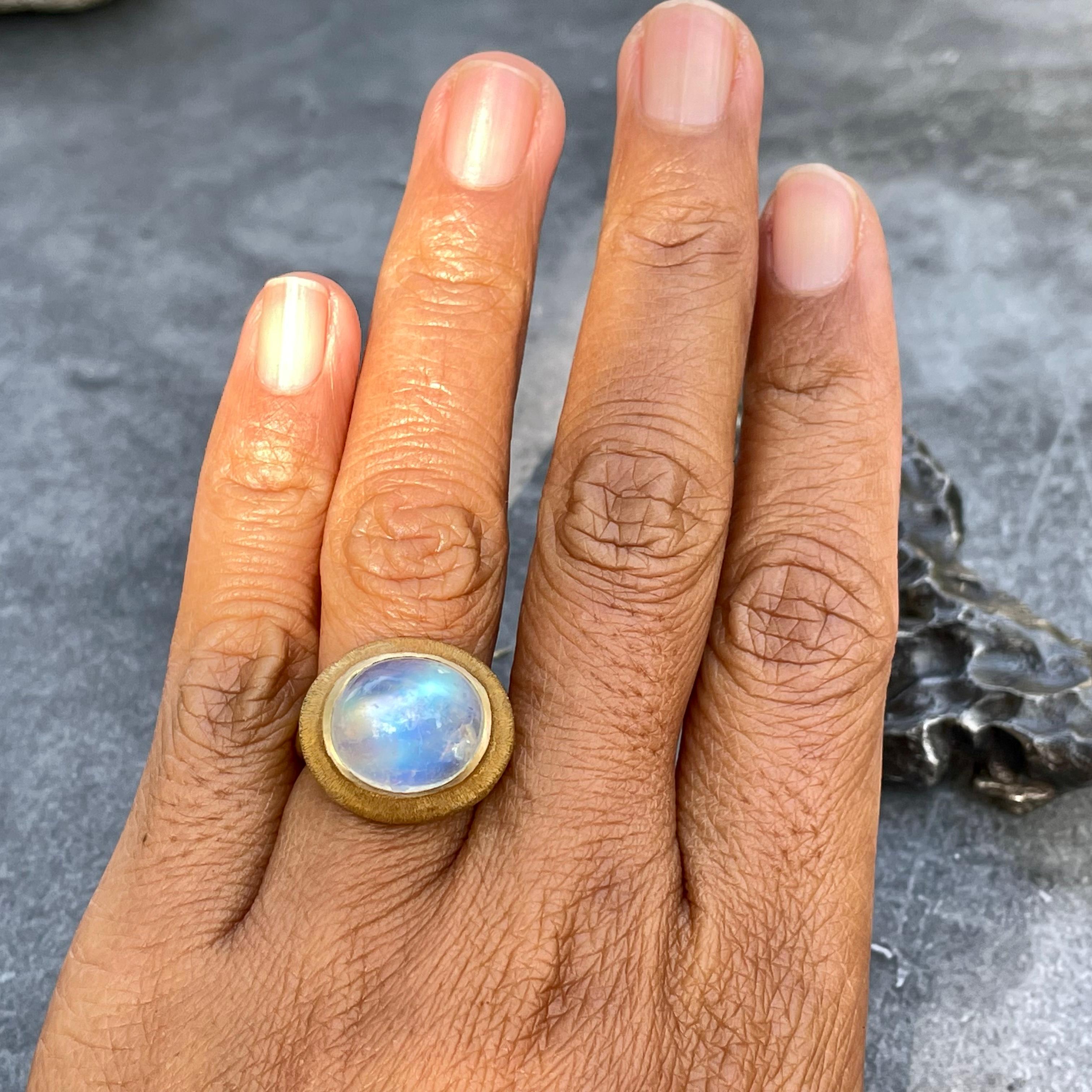 Women's or Men's Steven Battelle 11.5 Carats Rainbow Moonstone Cabochon 18K Gold Ring For Sale