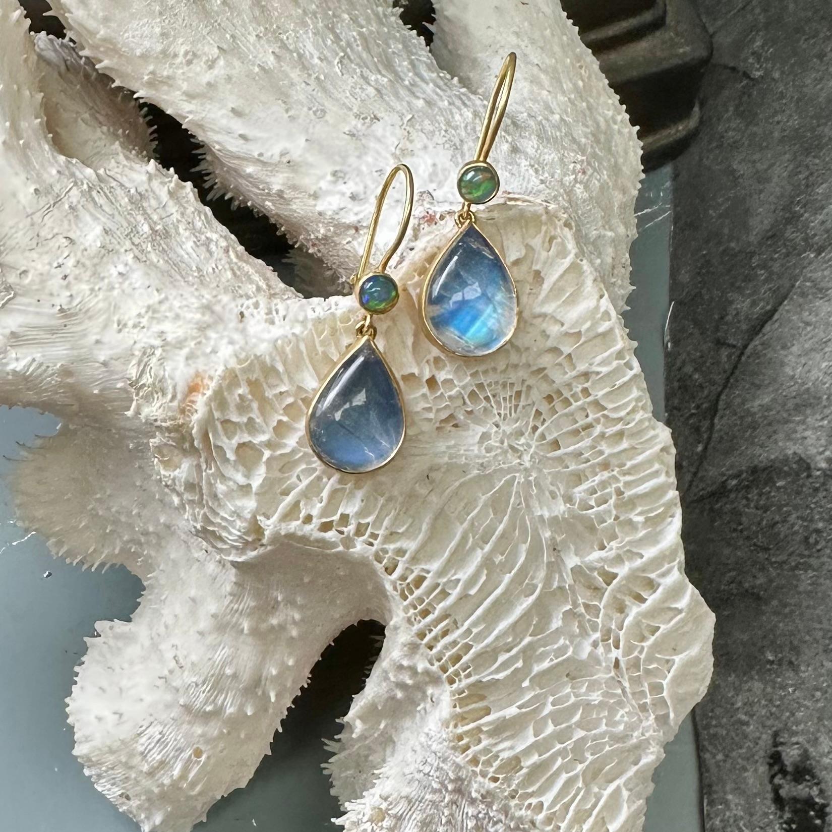 Steven Battelle 11,5 Karat Regenbogen Mondstein Äthiopischer Opal 18K Gold Ohrringe für Damen oder Herren im Angebot