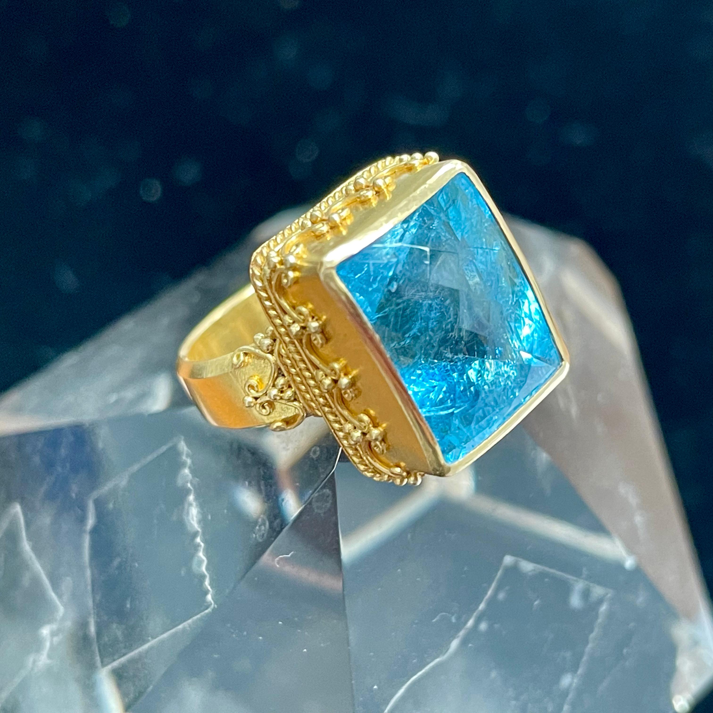 Steven Battelle 11.5 Carats Rectangular Aquamarine Handmade 22K Gold Ring For Sale 3