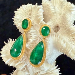 Steven Battelle Orecchini a perno in oro 18 carati con smeraldo dello Zambia da 11,5 carati