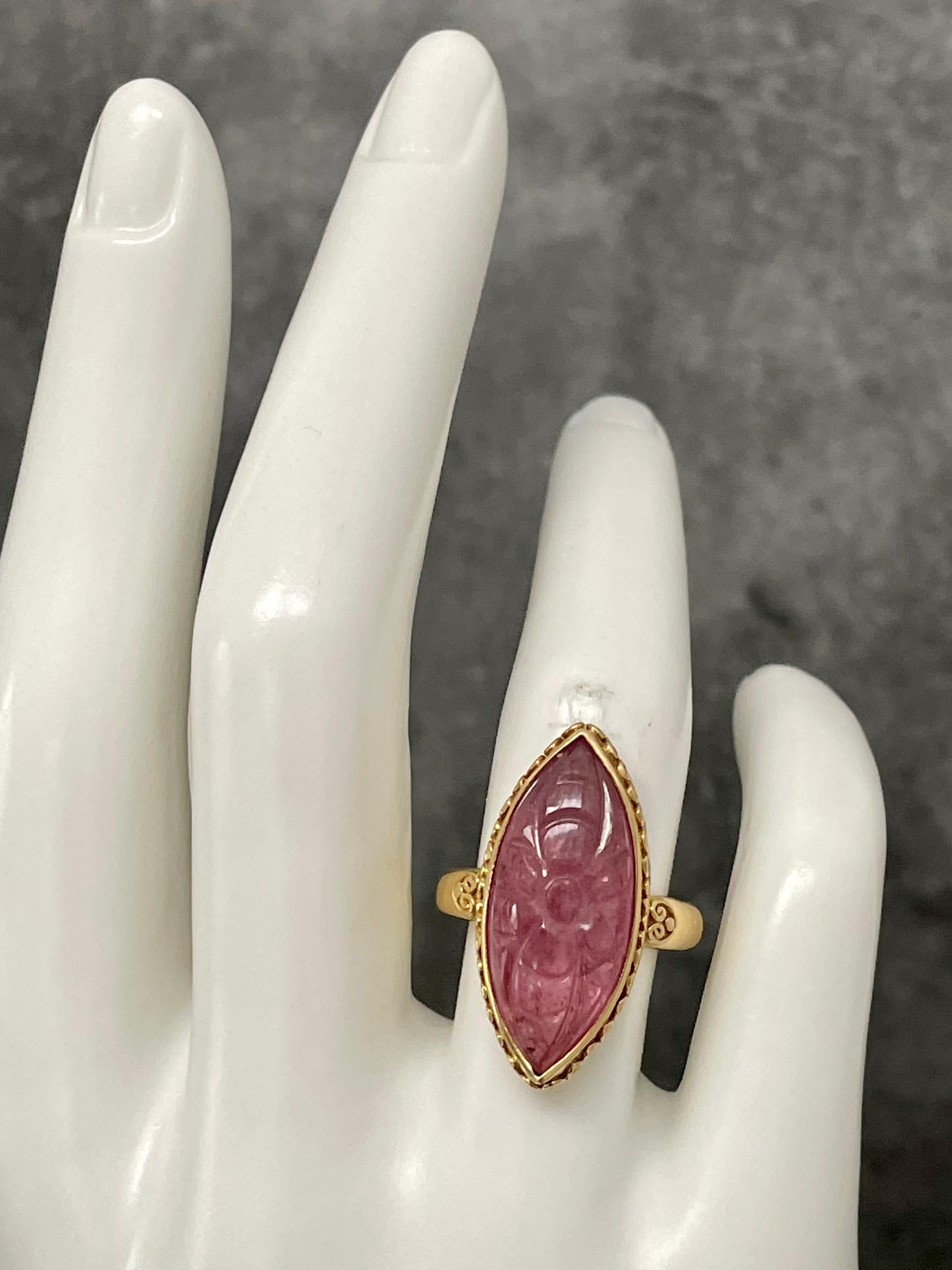 Steven Battelle 11.7 Carats Carved Ruby 18K Gold Ring For Sale 3