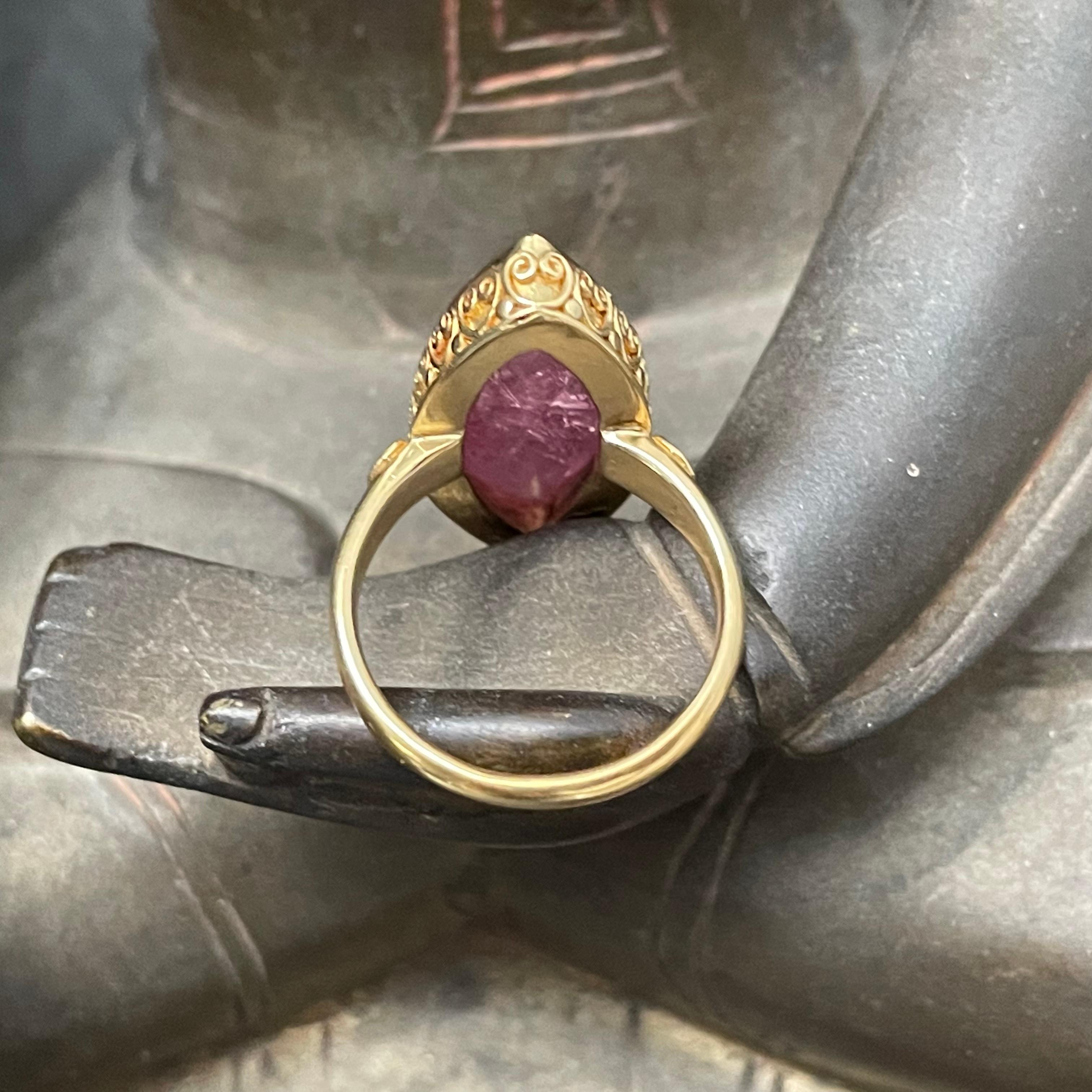 Steven Battelle 11.7 Carats Carved Ruby 18K Gold Ring In New Condition For Sale In Soquel, CA