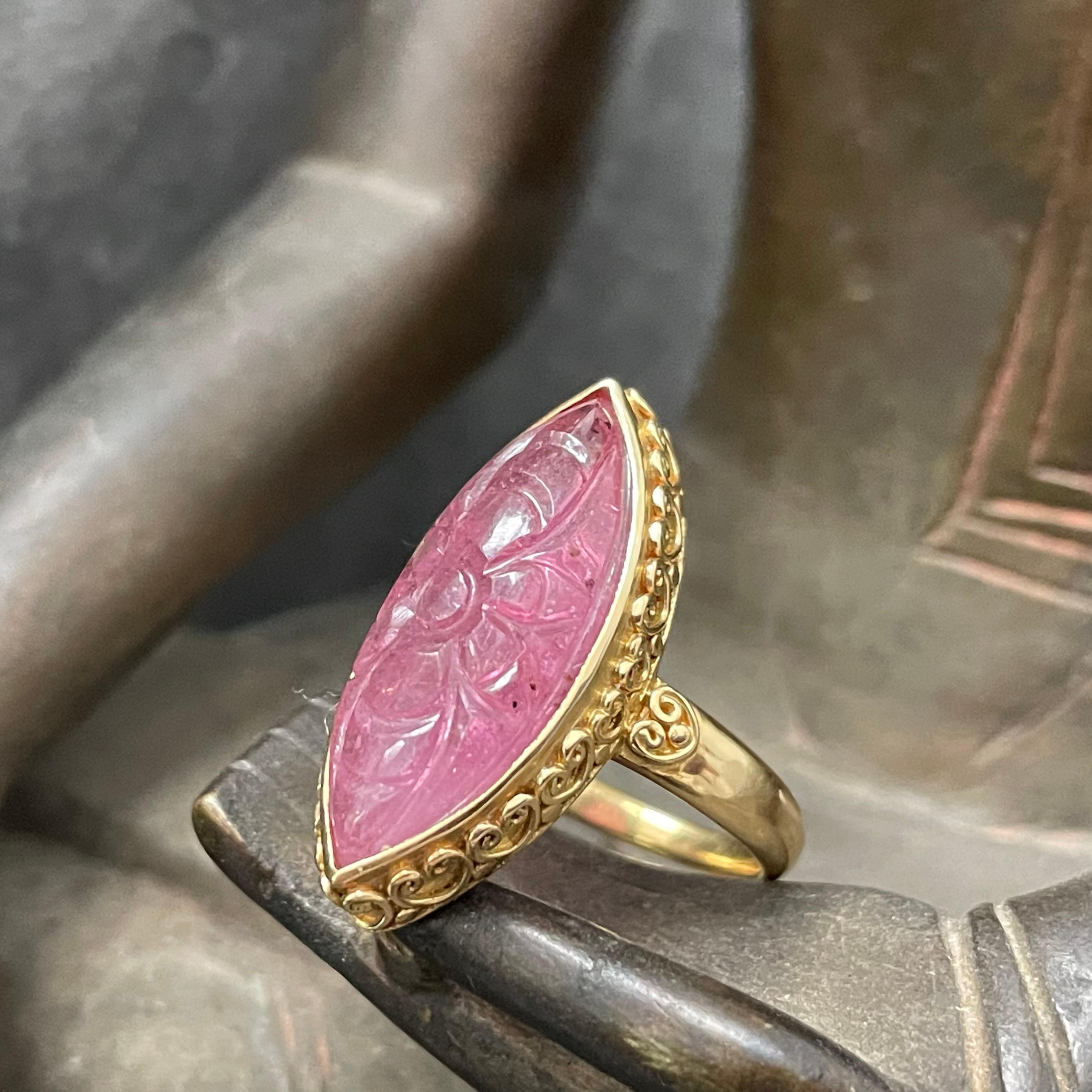 Steven Battelle 11.7 Carats Carved Ruby 18K Gold Ring For Sale 2