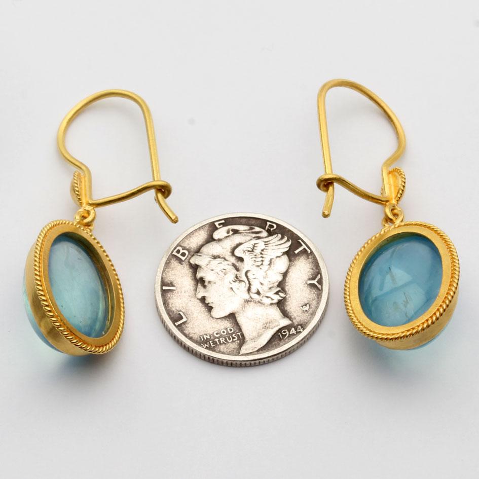 da uomo o donna Steven Battelle 11.8 Carats Cabochon Aquamarine 18K Gold Earrings in vendita