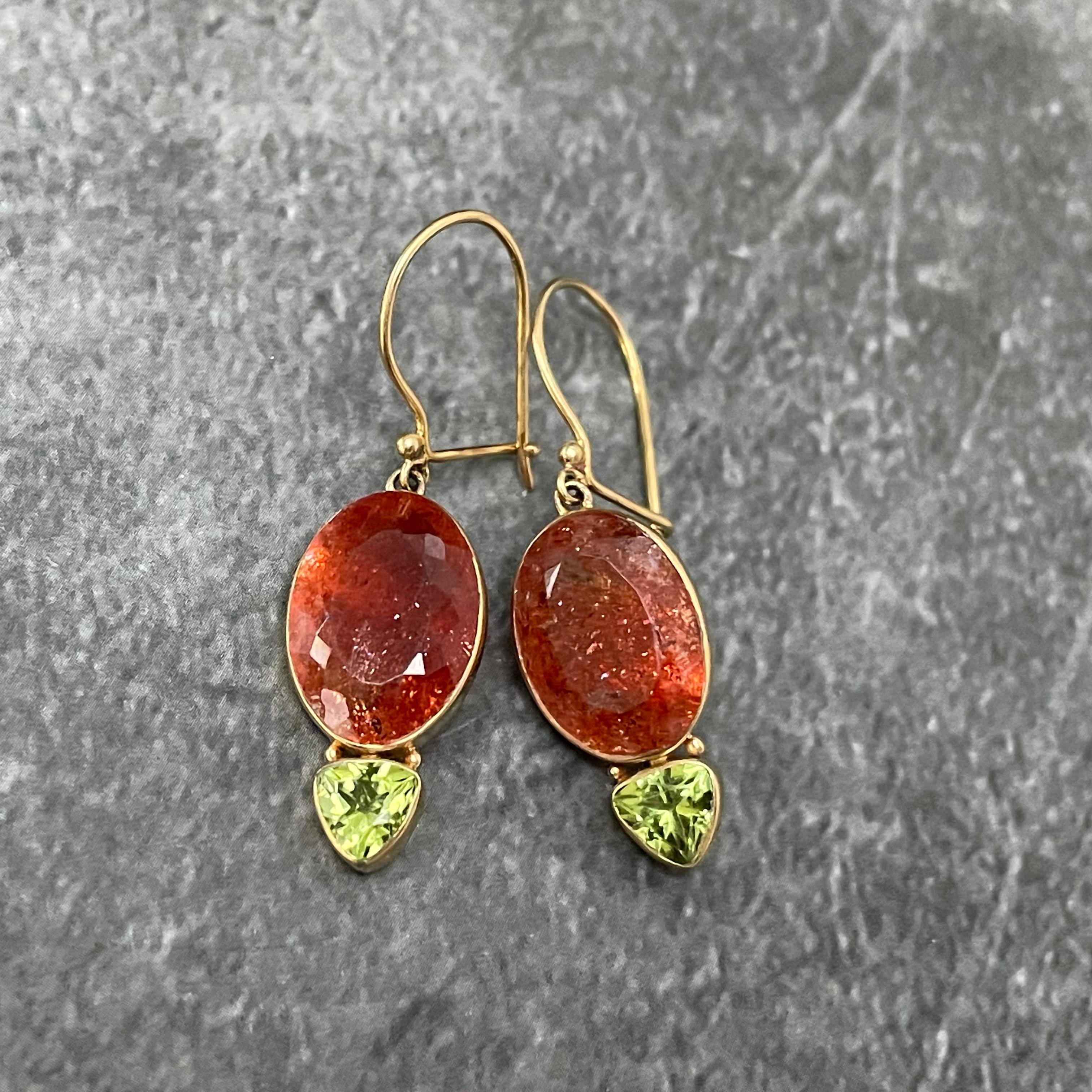 Contemporary Steven Battelle 11.9 Carats Sunstone Peridot 18K Gold Drop Earrings For Sale