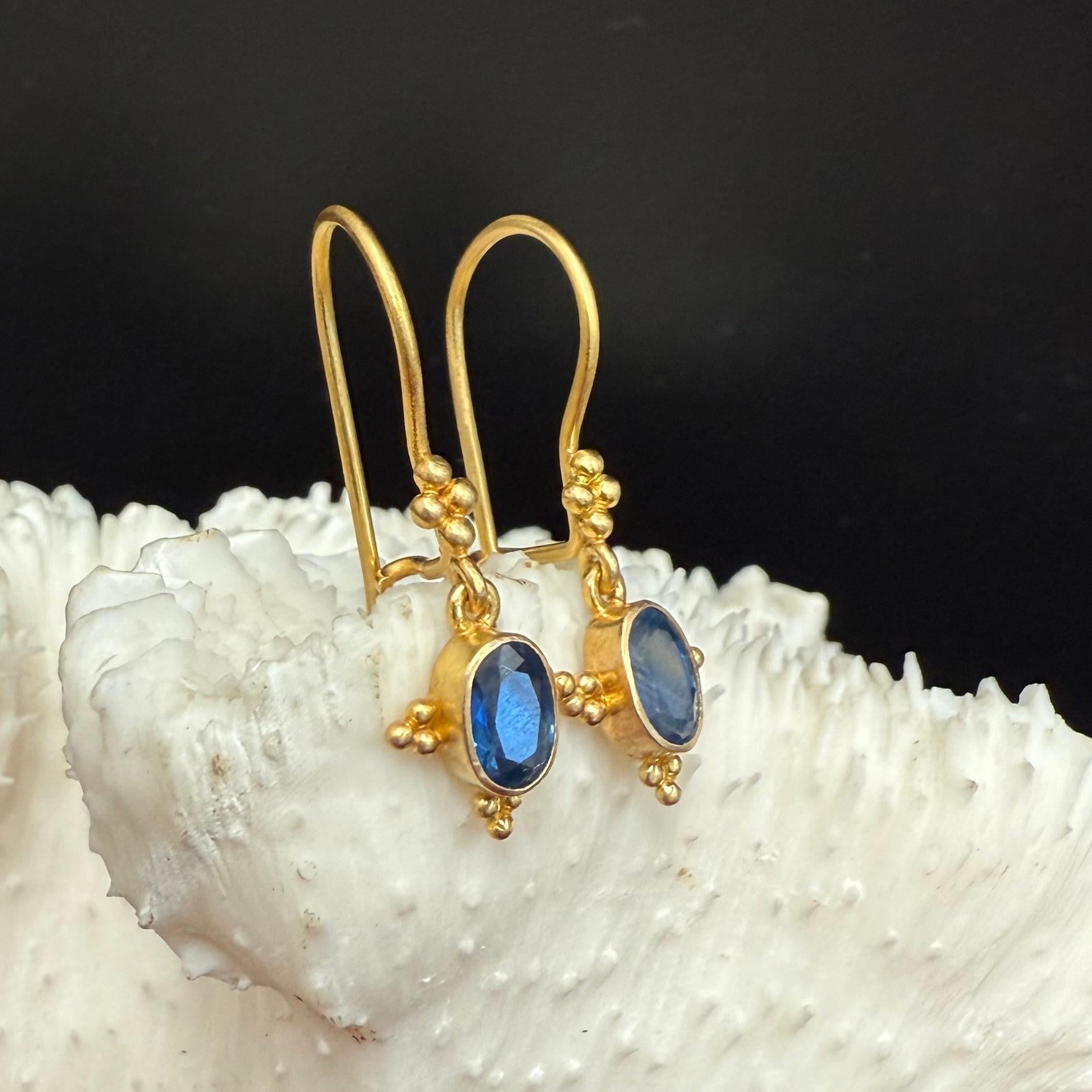 Steven Battelle 1.2 Carats Blue Sapphire 18K Gold Granulated Wire Earrings 5