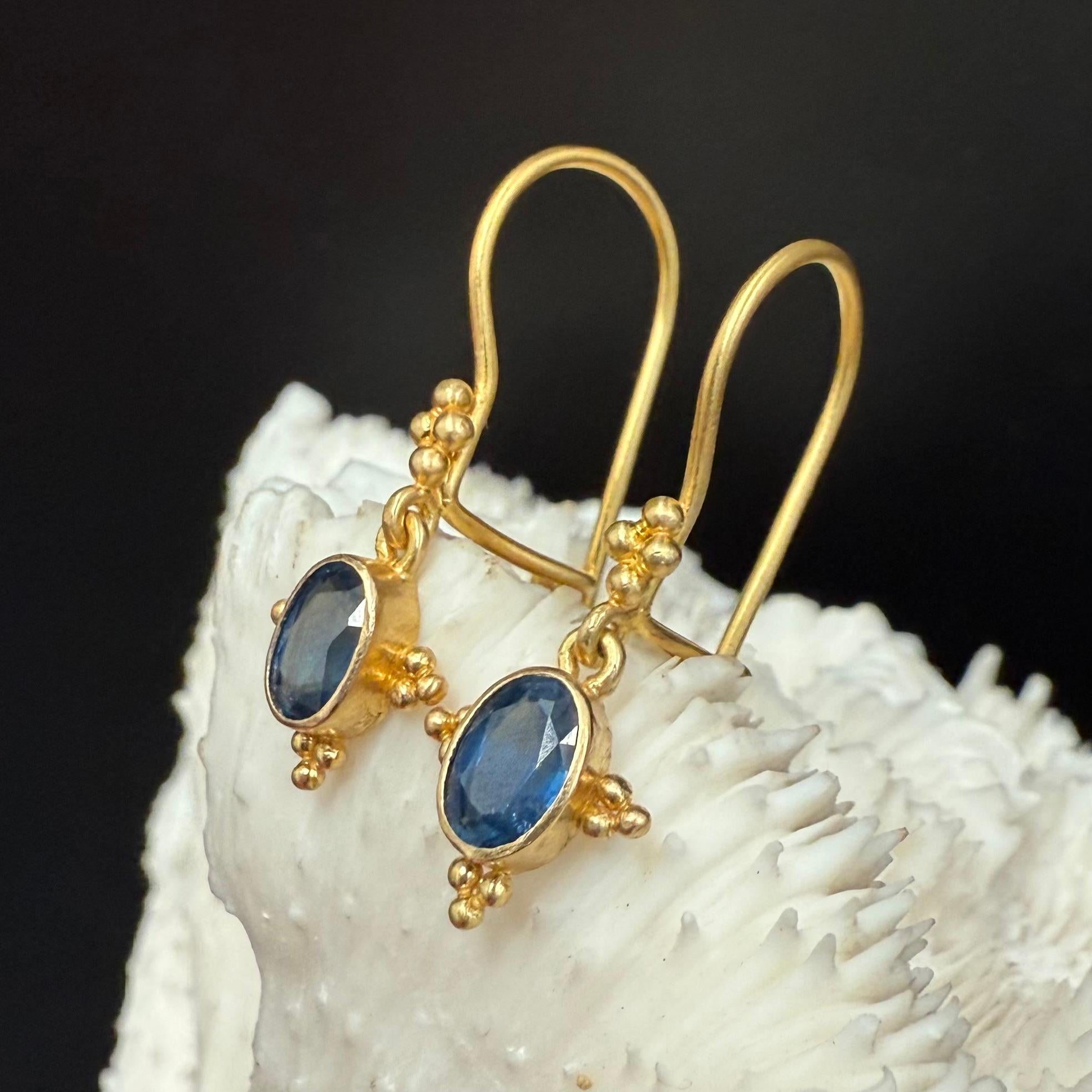 Steven Battelle 1.2 Carats Blue Sapphire 18K Gold Granulated Wire Earrings 3
