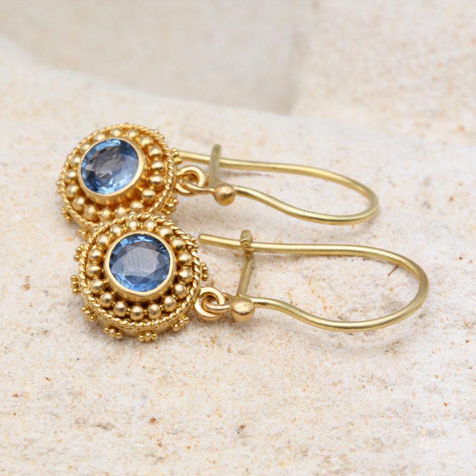 1.2 Carats Blue Sapphire Granulated 22k Gold Earrings For Sale 4