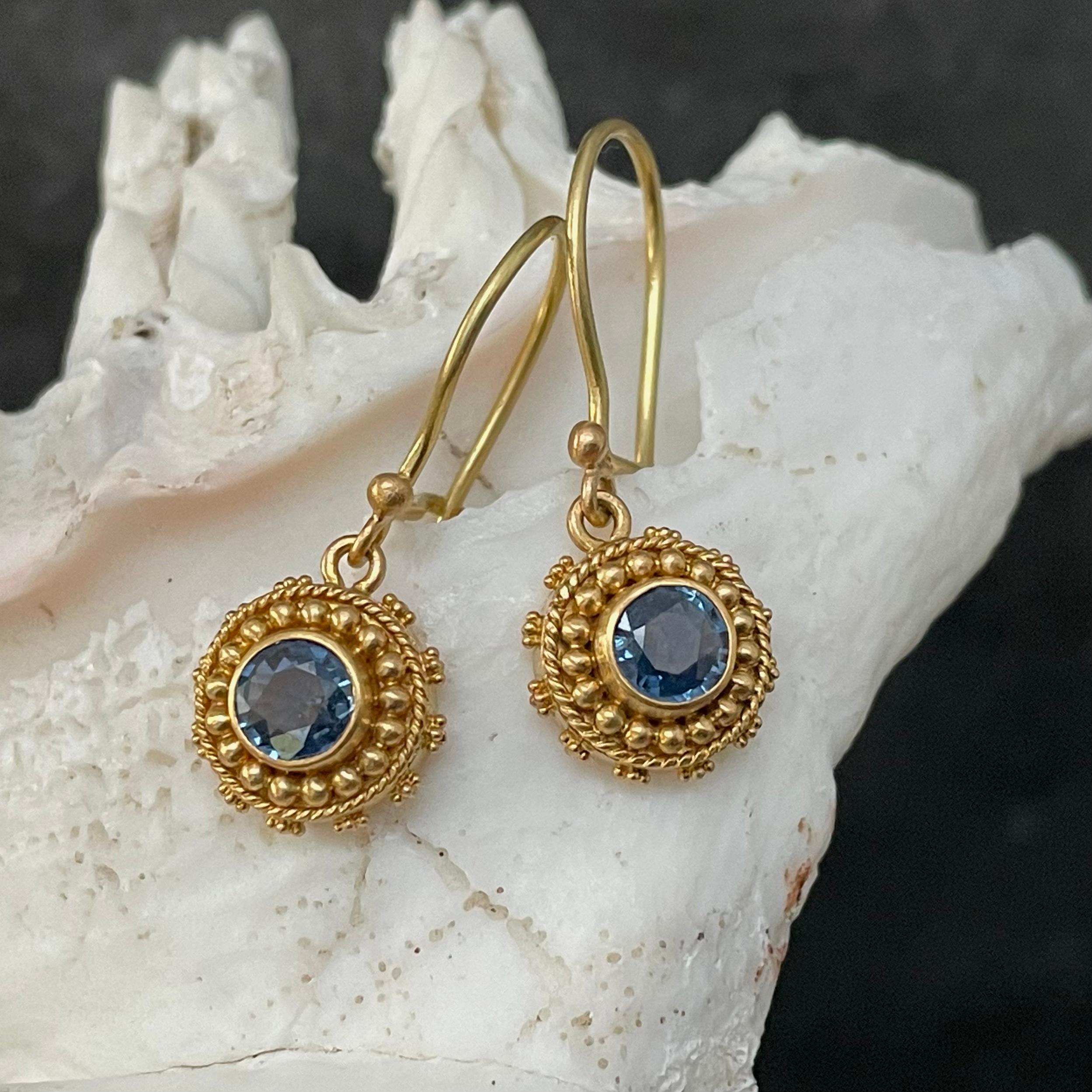 Women's 1.2 Carats Blue Sapphire Granulated 22k Gold Earrings For Sale