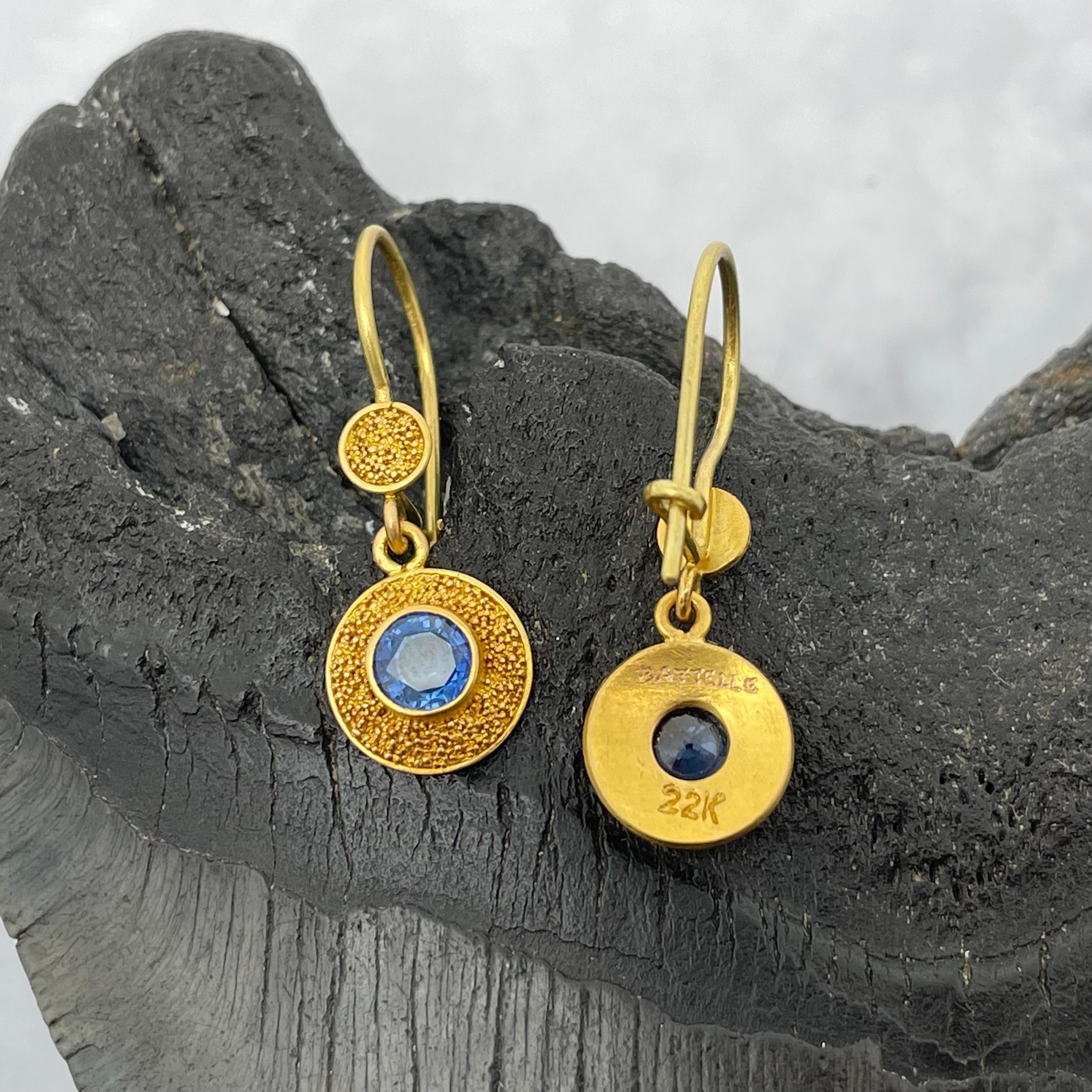 Steven Battelle 1.2 Carats Faceted Blue Sapphire 22K Gold Wire Earrings For Sale 6