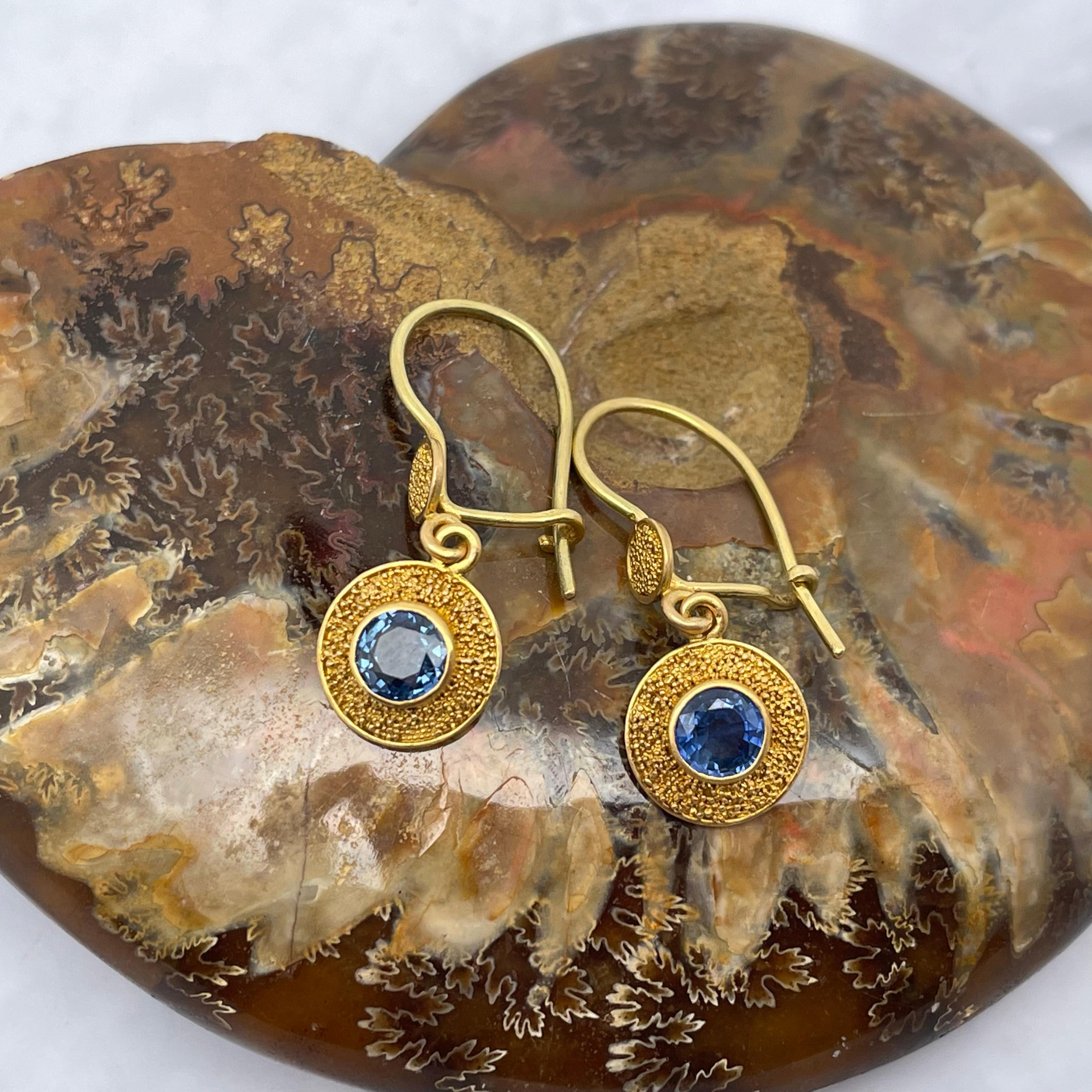 Women's or Men's Steven Battelle 1.2 Carats Faceted Blue Sapphire 22K Gold Wire Earrings For Sale