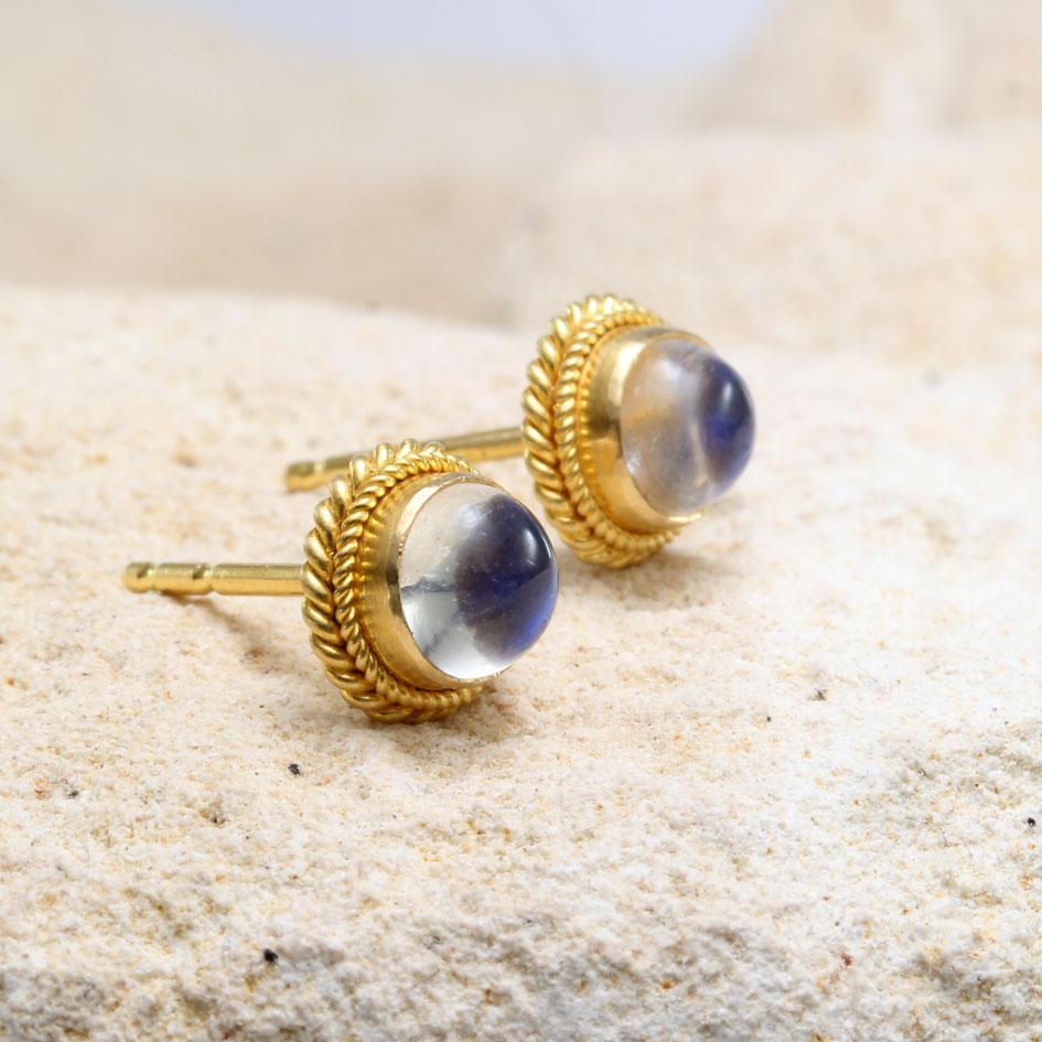 Contemporaneo Steven Battelle Orecchini con pietra di luna arcobaleno da 1,2 carati in oro 18 carati in vendita