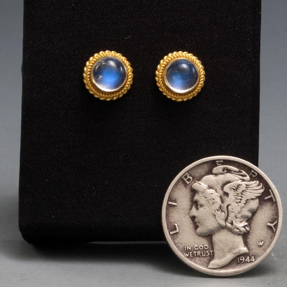 Cabochon Steven Battelle Orecchini con pietra di luna arcobaleno da 1,2 carati in oro 18 carati in vendita