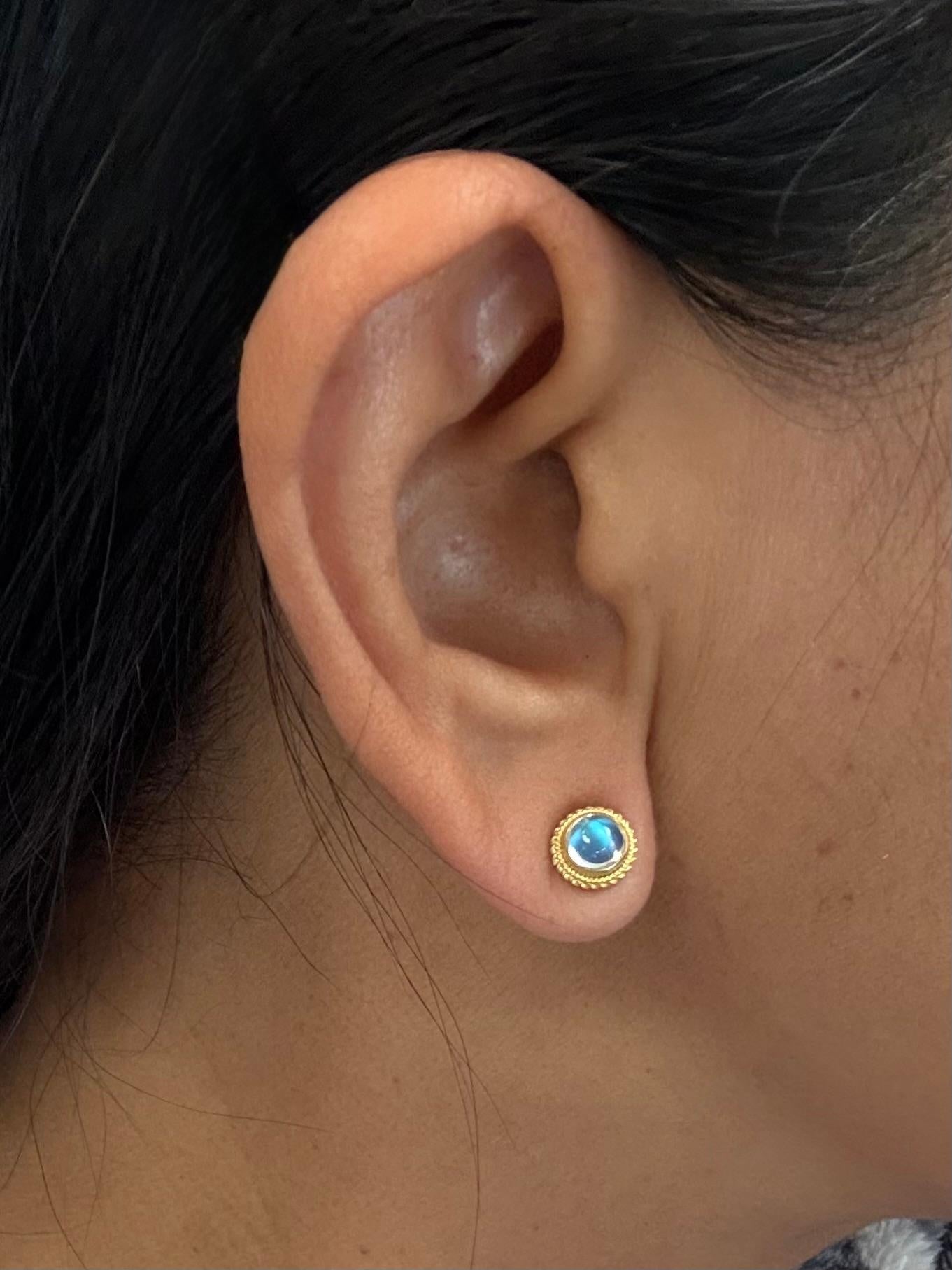 Steven Battelle Orecchini con pietra di luna arcobaleno da 1,2 carati in oro 18 carati in vendita 1